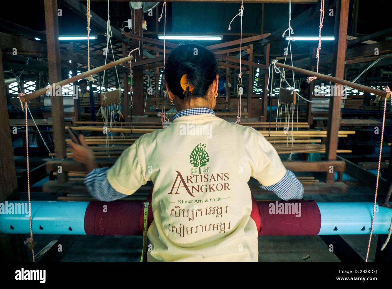 Siem Reap, Cambogia, Asia: Lavorazione di telai di seta nei laboratori del progetto Artisan Angkor Foto Stock