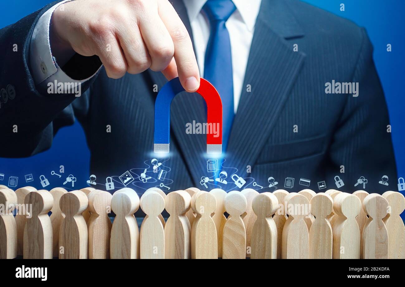 L'uomo con un magnete raccoglie i dati personali dagli utenti in linea della folla. Raccolta di informazioni aziendali sensibili, monitoraggio del traffico Web. Spionaggio Foto Stock