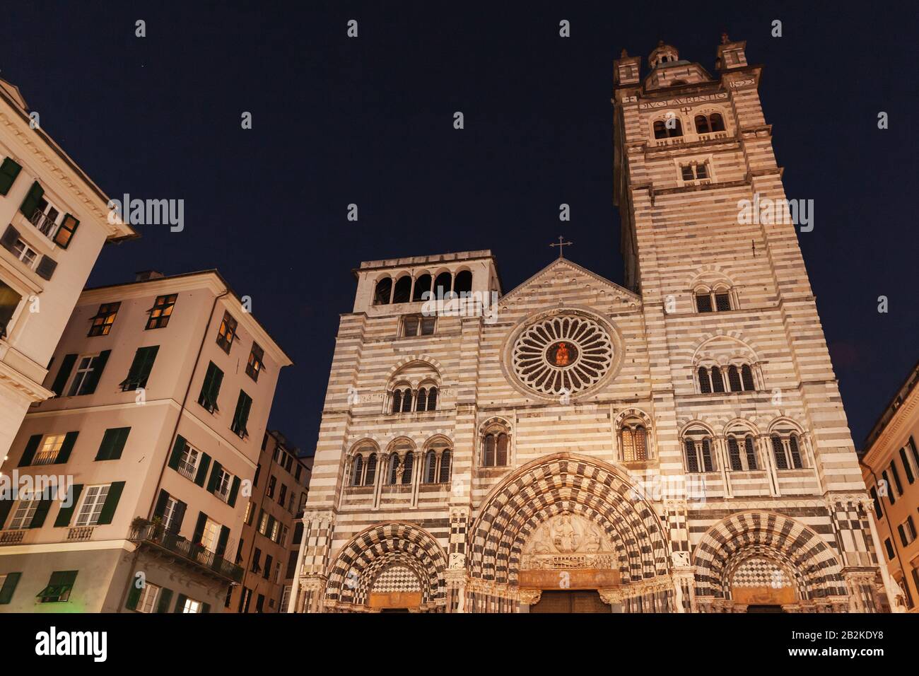 Facciata del Duomo di Genova o Cattedrale Metropolitana di San Lorenzo di notte Foto Stock