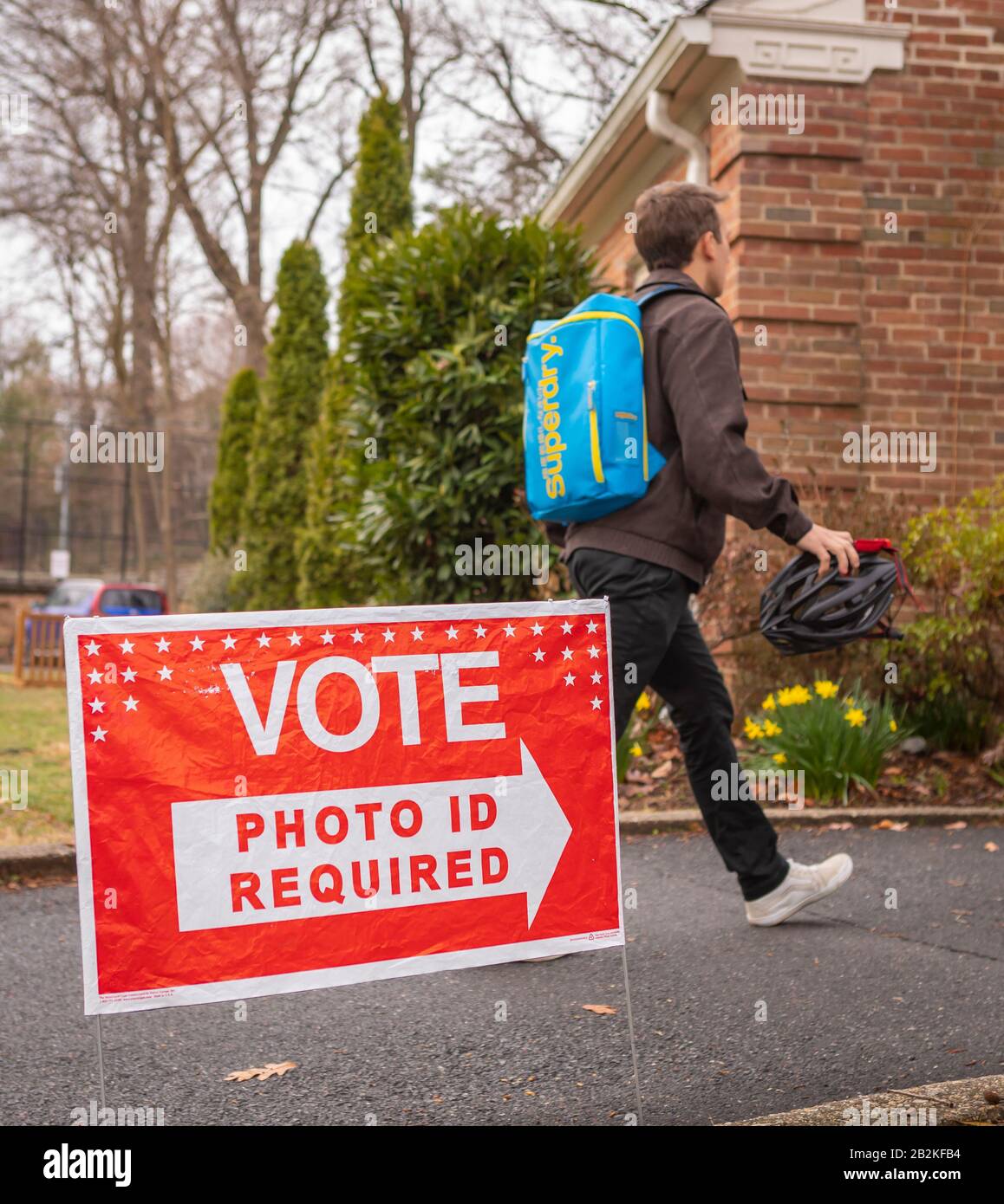 Arlington, VIRGINIA, USA - 3 MARZO 2020: Voto elettorale primario democratico, persone al seggio di Lione Village. Foto Stock
