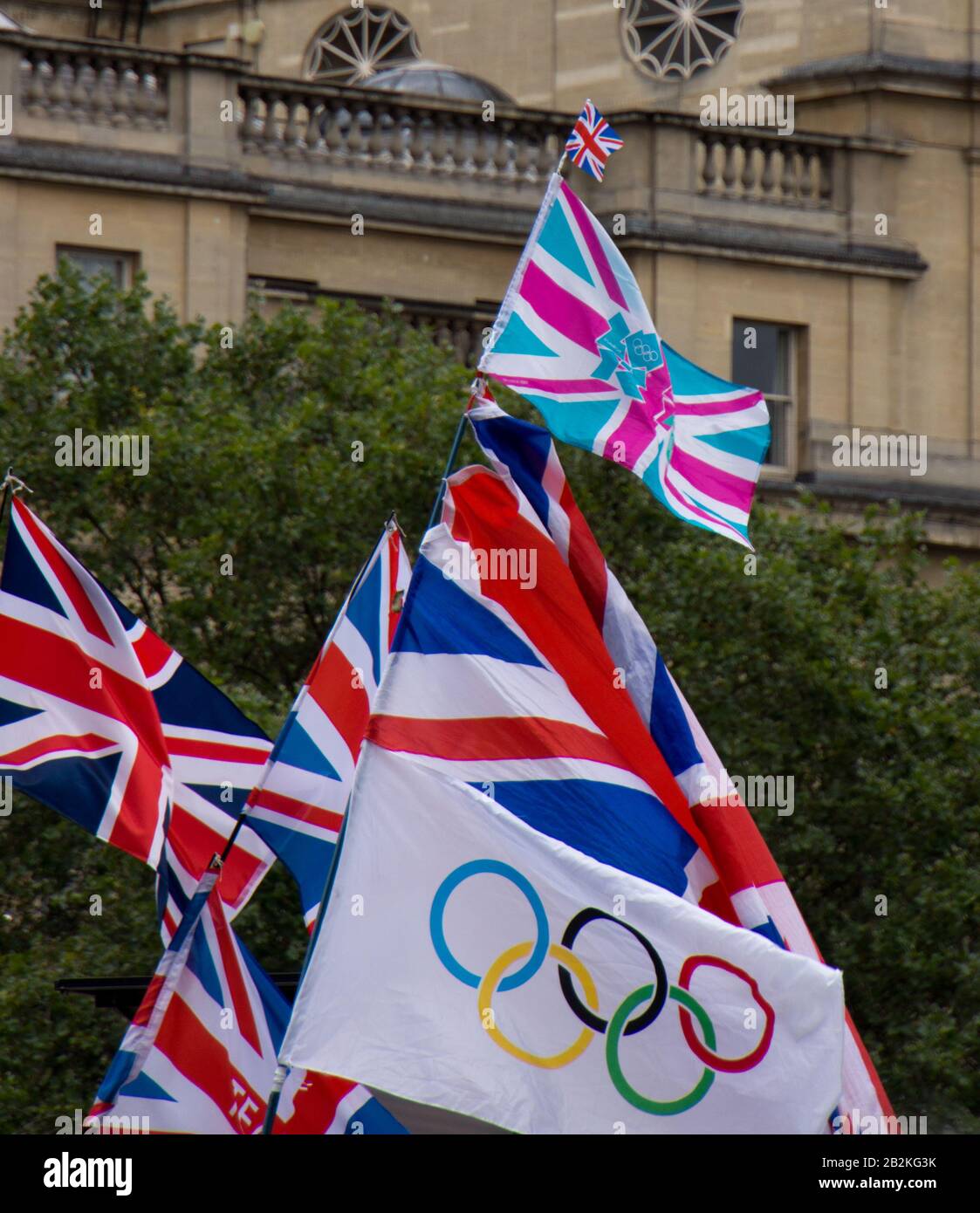 Primo piano delle bandiere olimpiche dell'Unione e del 2012 a Londra Foto Stock