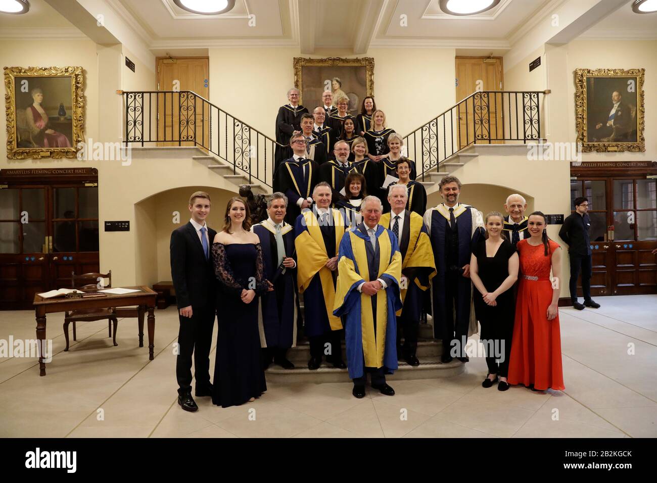 Il Principe di Galles Charles presenta per una fotografia di gruppo con i vincitori del premio al Royal College of Music's annuali Awards di Londra. Foto Stock