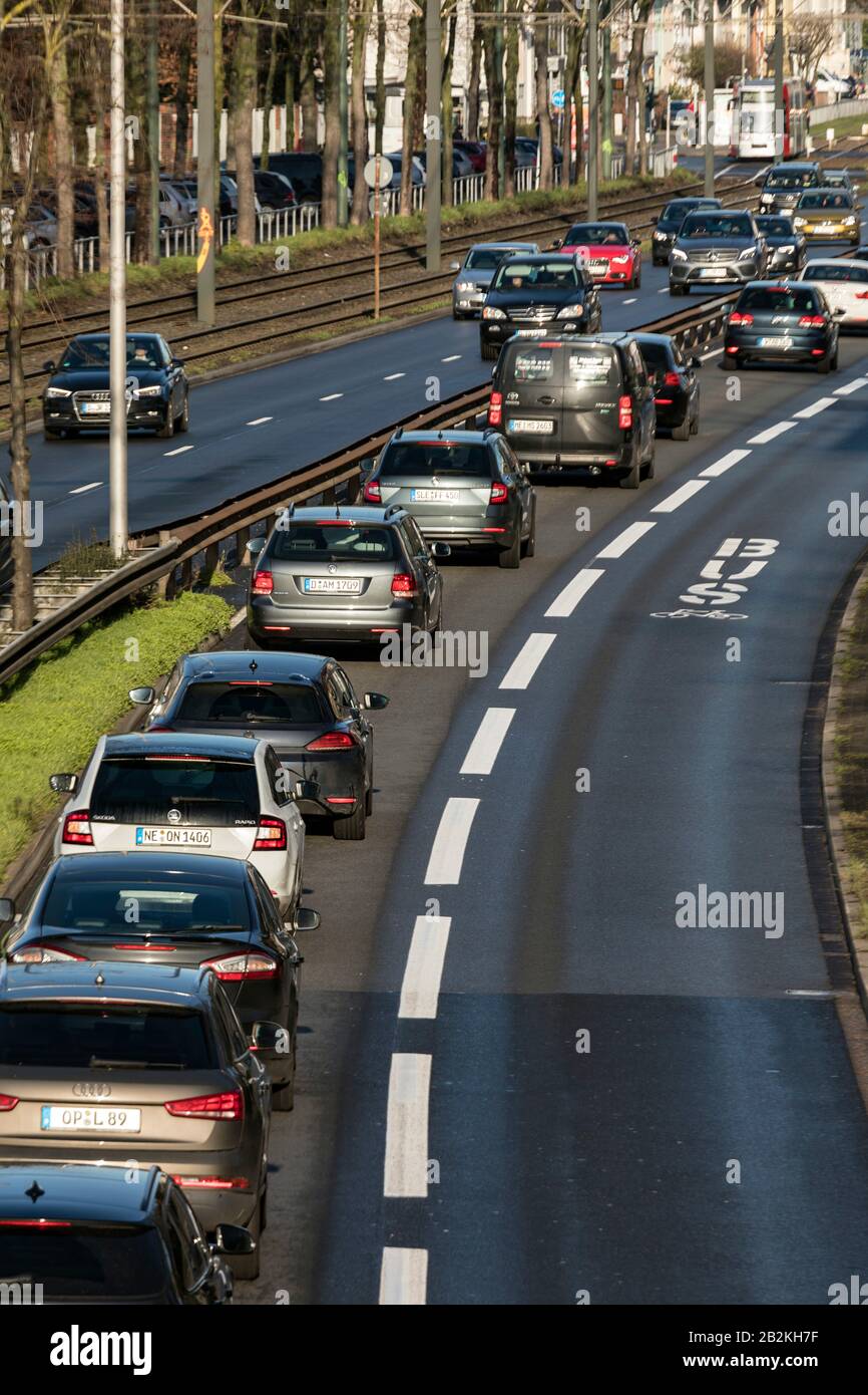 La corsia ambientale è solo per autobus, taxi, auto elettriche e biciclette, quindi il traffico ingorga per il traffico normale. Foto Stock