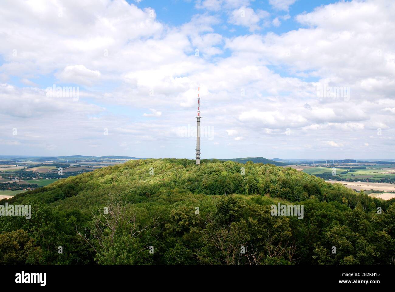 Torre con antenna nella campagna della Germania Foto Stock