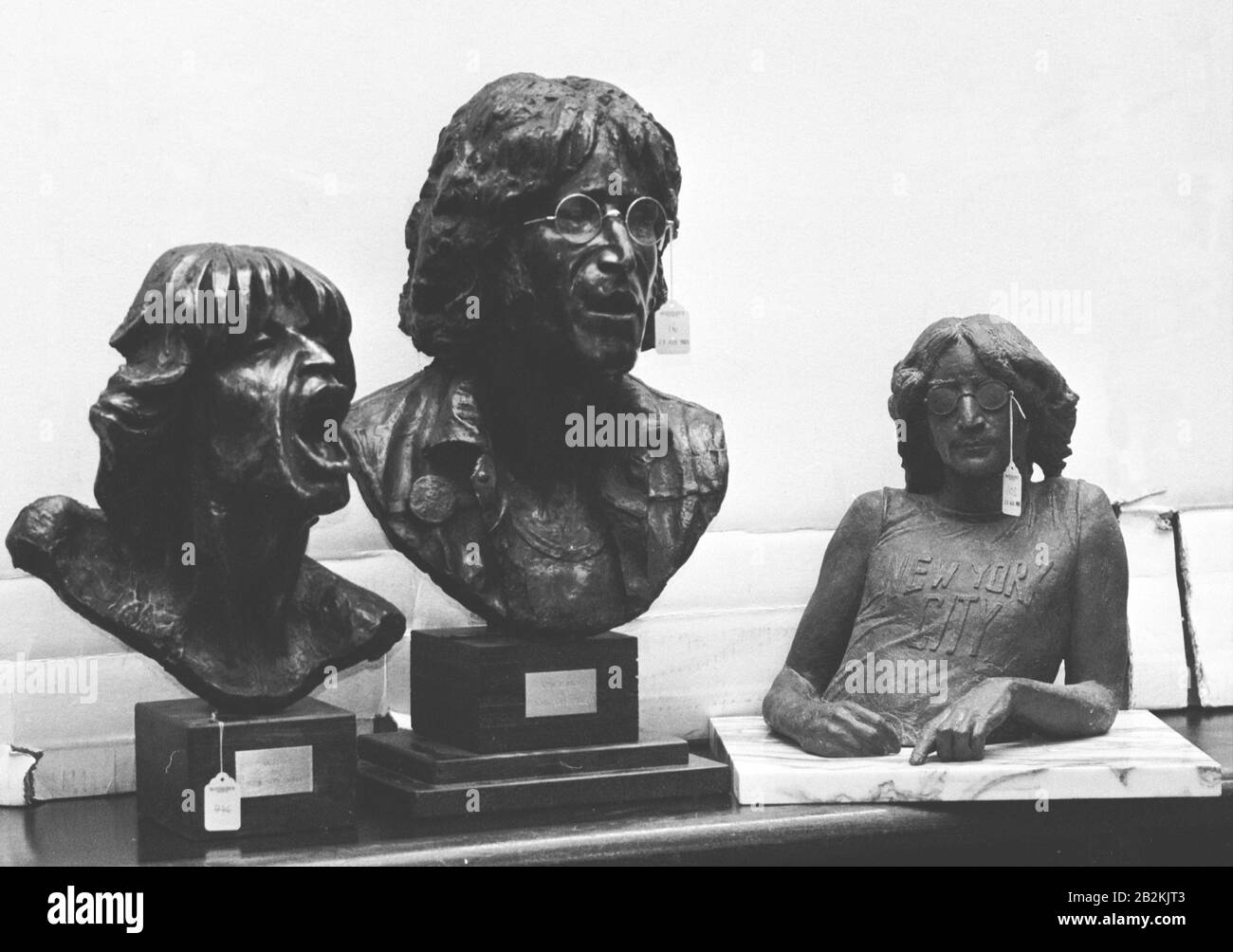 Due bronzi di ex-Beatle, il compianto John Lennon, e uno dei Rolling Stones frontman Mick Jagger in vendita all'asta a Londra di Sotheby, parte degli articoli dell'auctioneer in vendita nella loro Rock 'n' Roll Memorabilia 1956-1984 vendita. Foto Stock