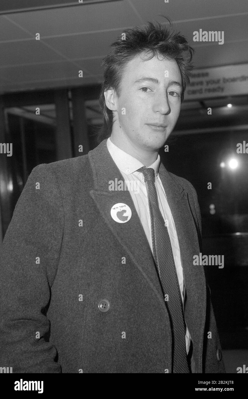 Julian Lennon, figlio del compianto Beatle John Lennon, parte dall'aeroporto di Heathrow per New York. Foto Stock