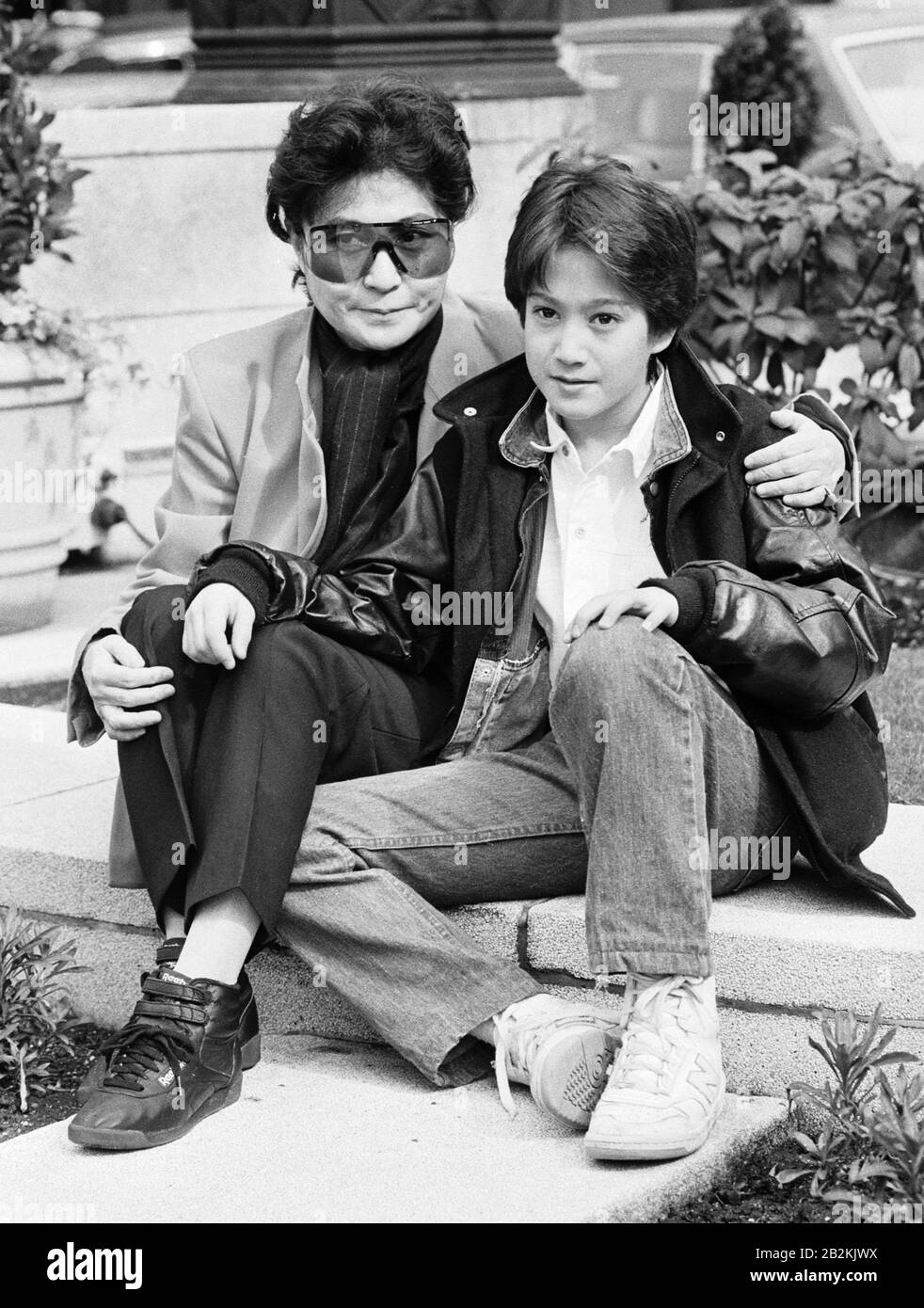 La vedova di John Lennon Yoko Ono a Londra con suo figlio, Sean. Yoko terrà un concerto a Wembley durante il suo tour "Star Peace". Foto Stock