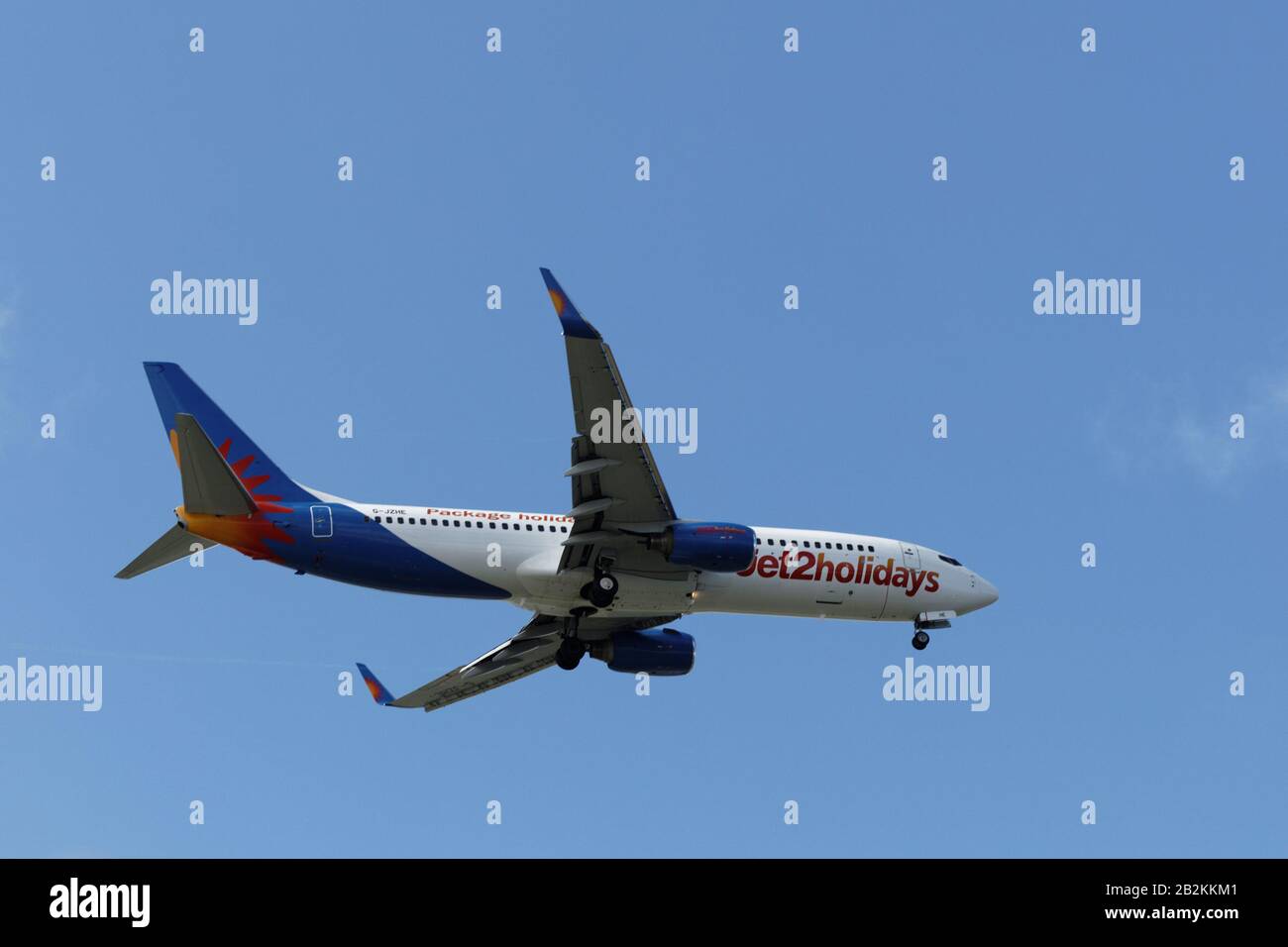 Jet2holidays Boeing 737-8K2 Jet contro il cielo blu Foto Stock