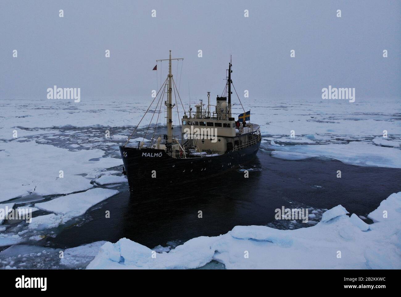 Imbarcazione svedese bloccata nel ghiaccio a Svalbard, Norvegia Foto Stock
