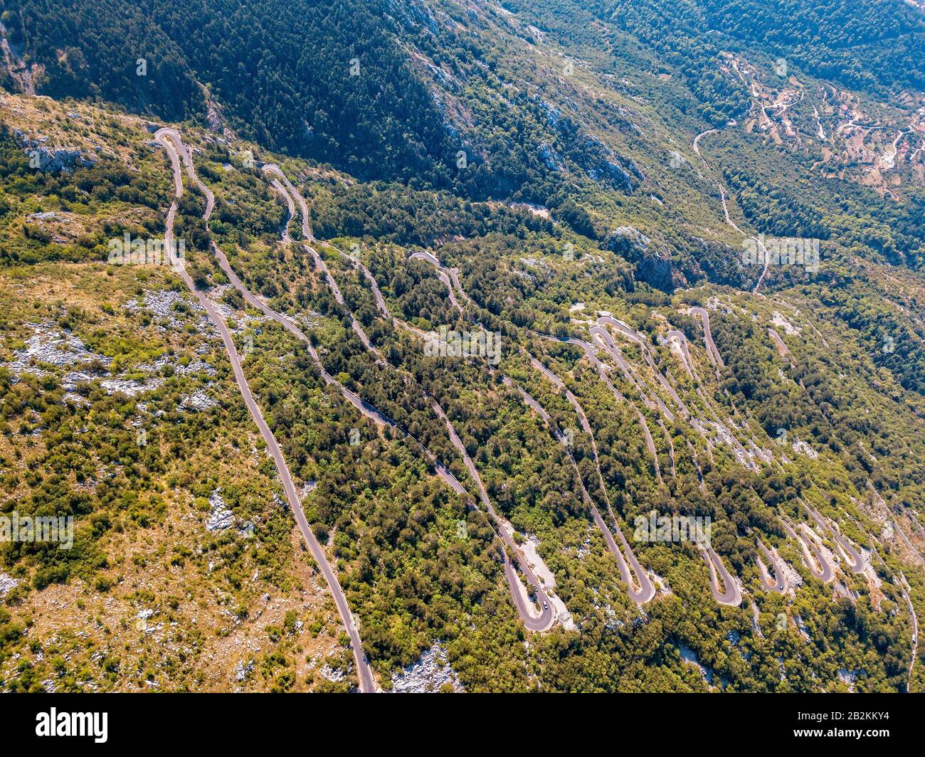 Veduta aerea di una delle strade più tortuose del mondo, vicino Cattaro, Montenegro. Immerso in un paesaggio naturale mozzafiato Foto Stock