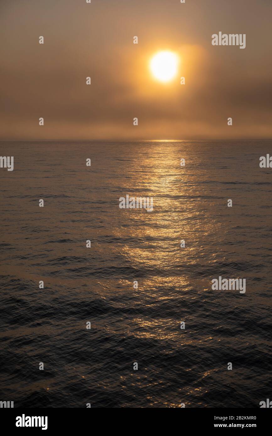 Tramonto nuvoloso sull'oceano Foto Stock