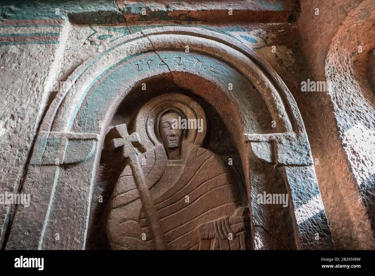 Rilievo scolpito nella chiesa scavata nella roccia di Bet Golgota, Lalibela, Etiopia Foto Stock