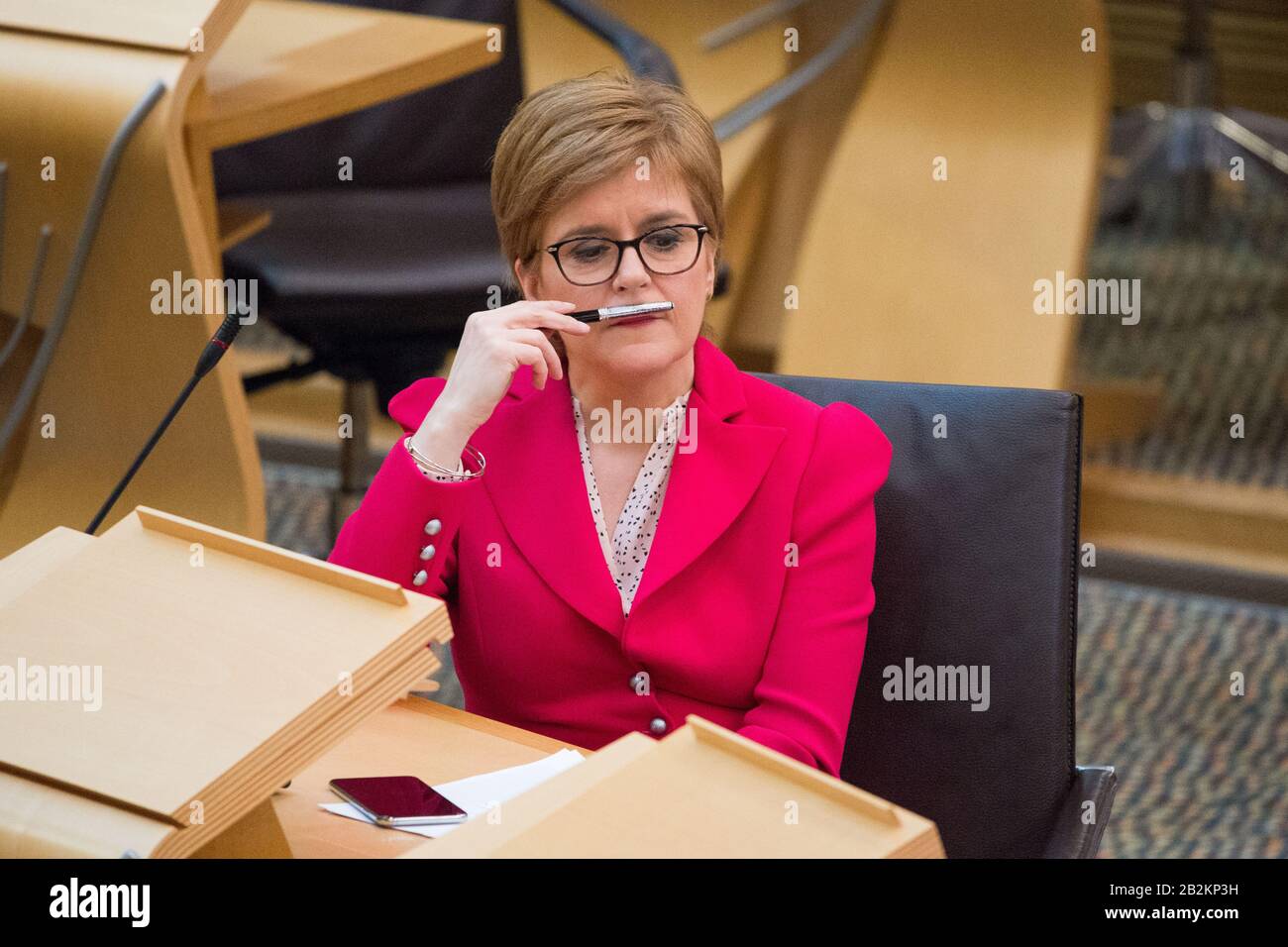 Edimburgo, Regno Unito. 3rd Mar, 2020. Nella foto: Nicola Sturgeon MSP - Primo Ministro della Scozia e leader del Partito Nazionale Scozzese (SNP). Dichiarazione ministeriale del ministro della Sanità, Jeane Freeman MSP sullo stato di Coronovirus e sulla disponibilità della Scozia a mitigare la diffusione del virus in tutta la Scozia. Scene del Parlamento scozzese a Holyrood, Edimburgo. Credito: Colin Fisher/Alamy Live News Foto Stock