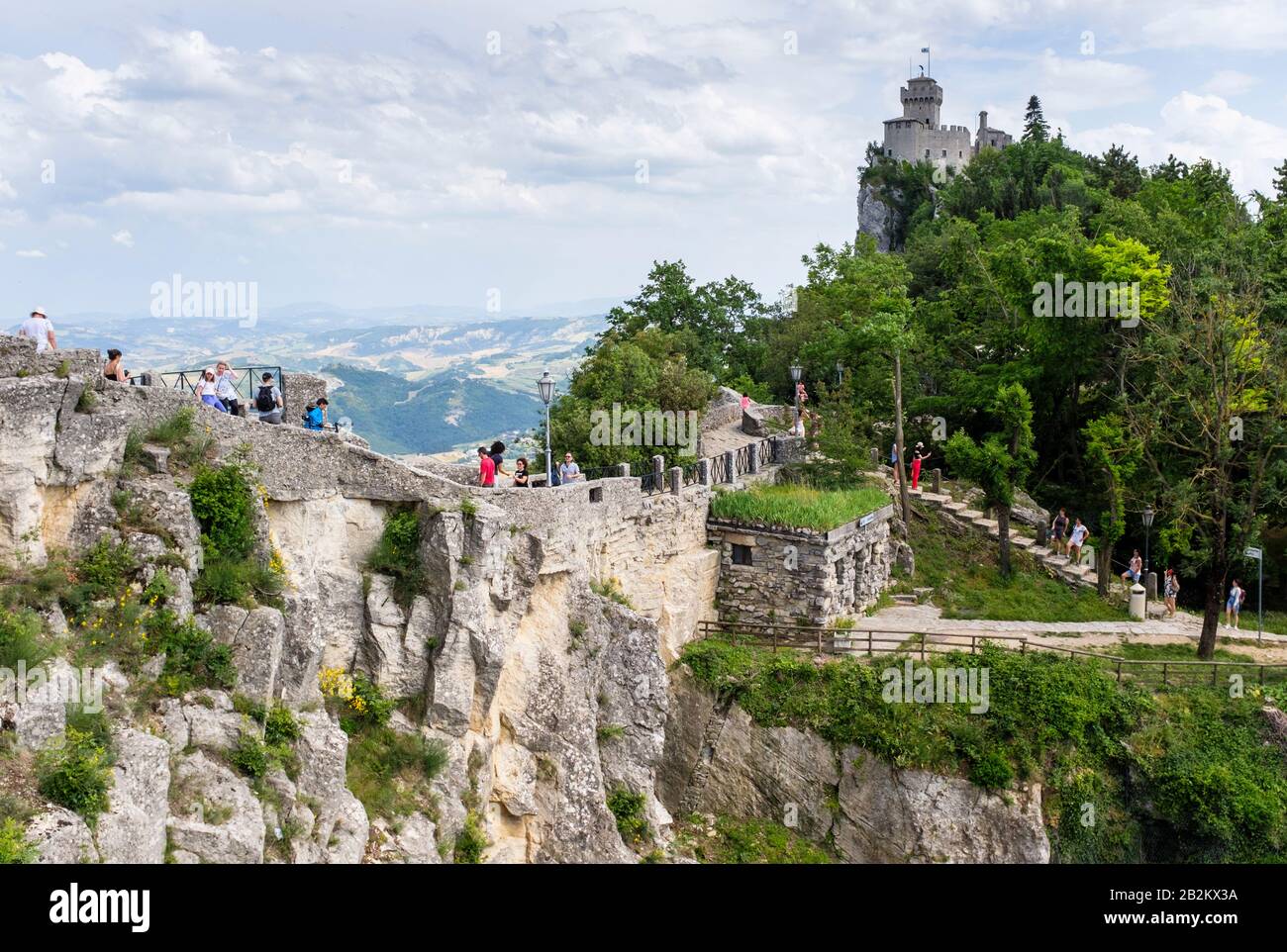 Mura in pietra fortificata e torri del castello lungo le montagne di San Marino nell'Europa meridionale Foto Stock