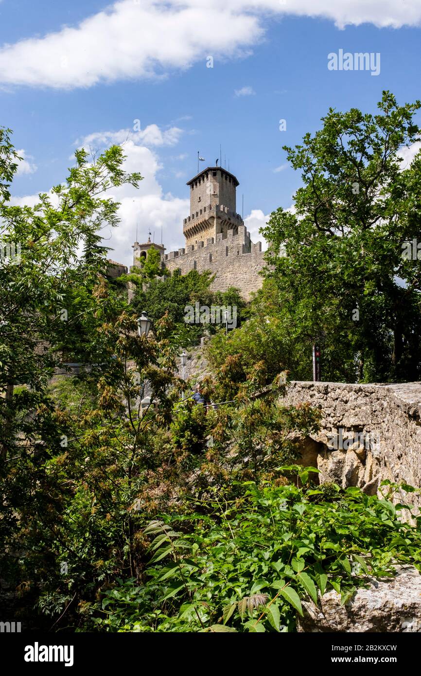 Mura in pietra fortificata e torri del castello lungo le montagne di San Marino nell'Europa meridionale Foto Stock