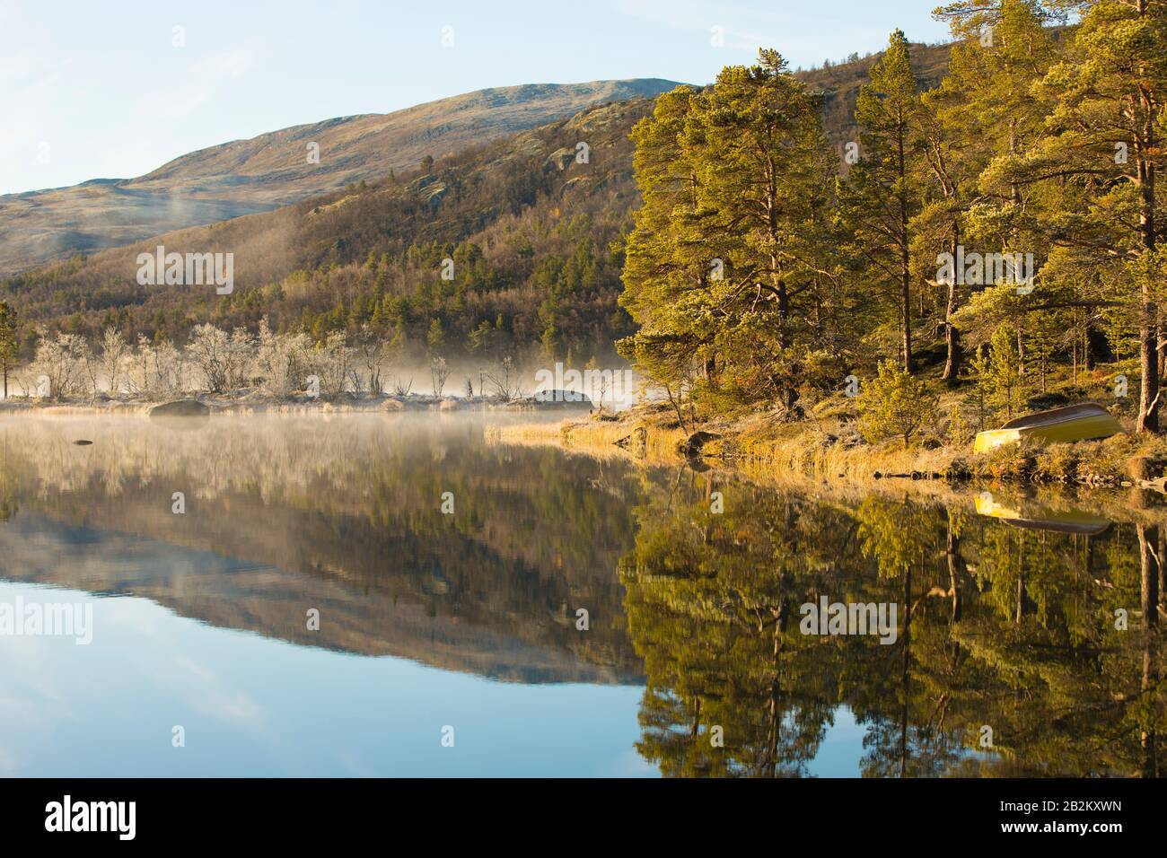 specchio nuvoloso nel lago sulle montagne Foto Stock