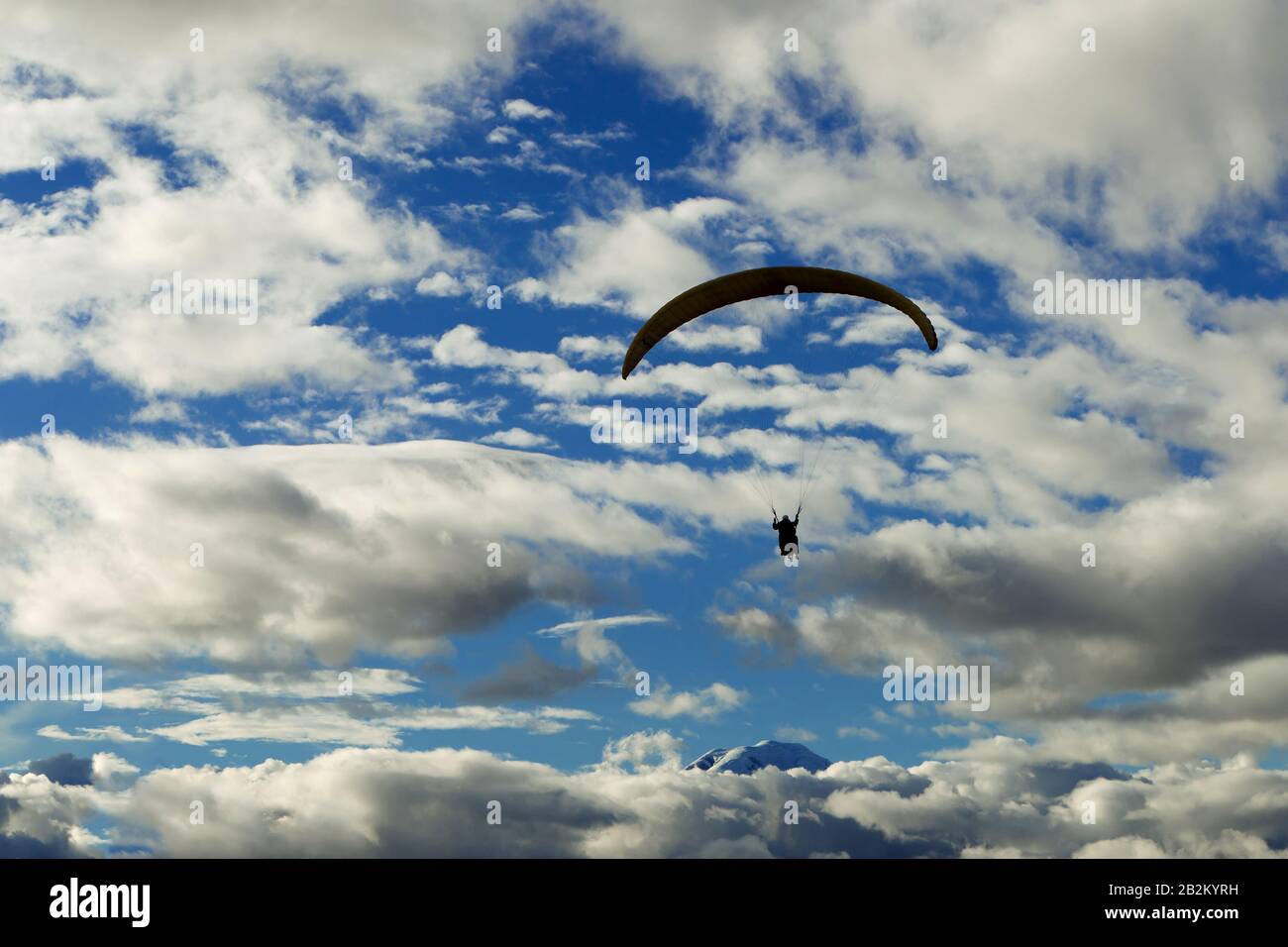 Squadra Paragliders Contro Hazy Blue Sky Nelle Ande Ecuadoriane Nella Scena Volcanoe Chimborazo Foto Stock