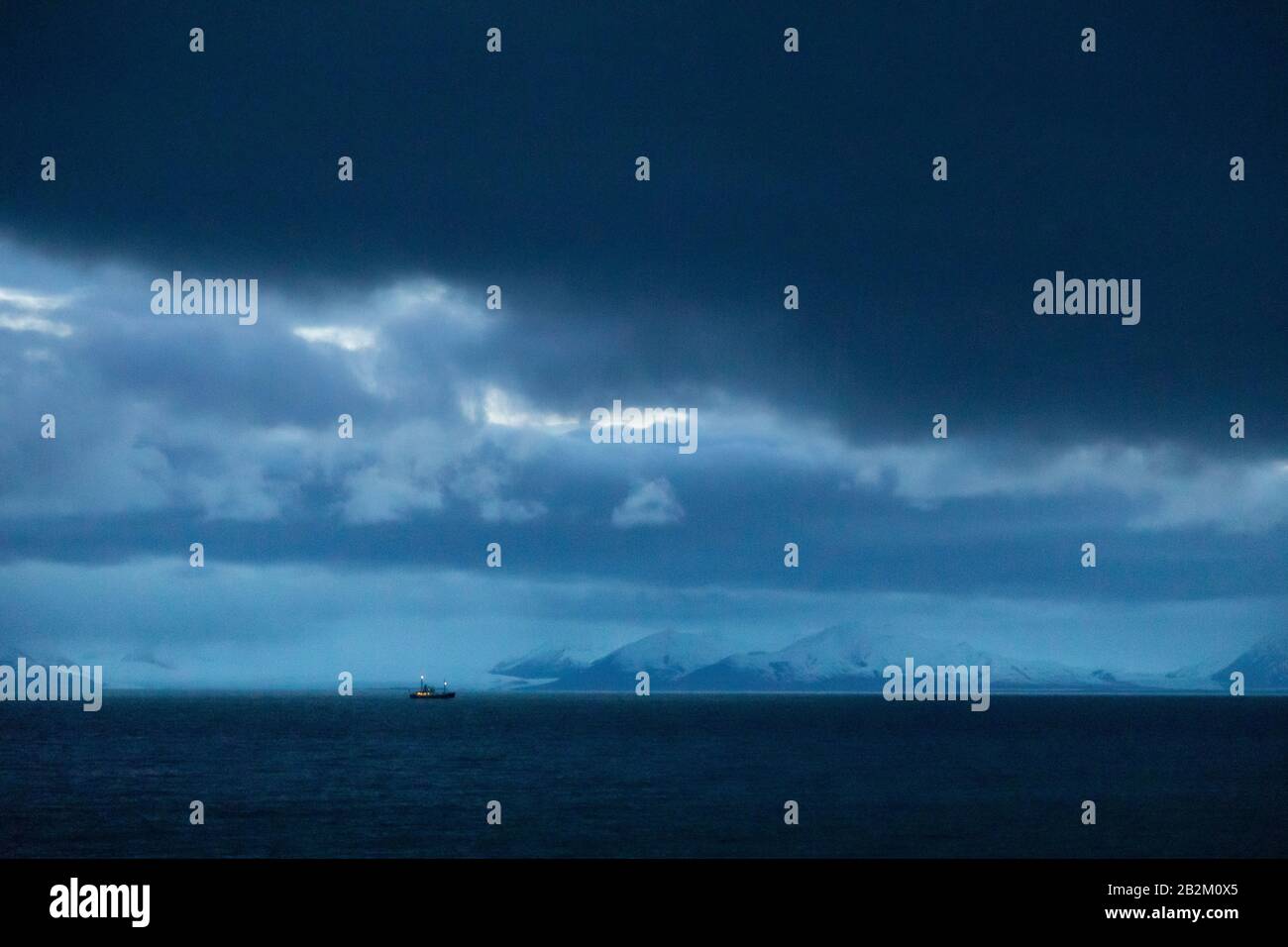 Le nubi mistiche riflettono nell'acqua artica di Svalbard Foto Stock