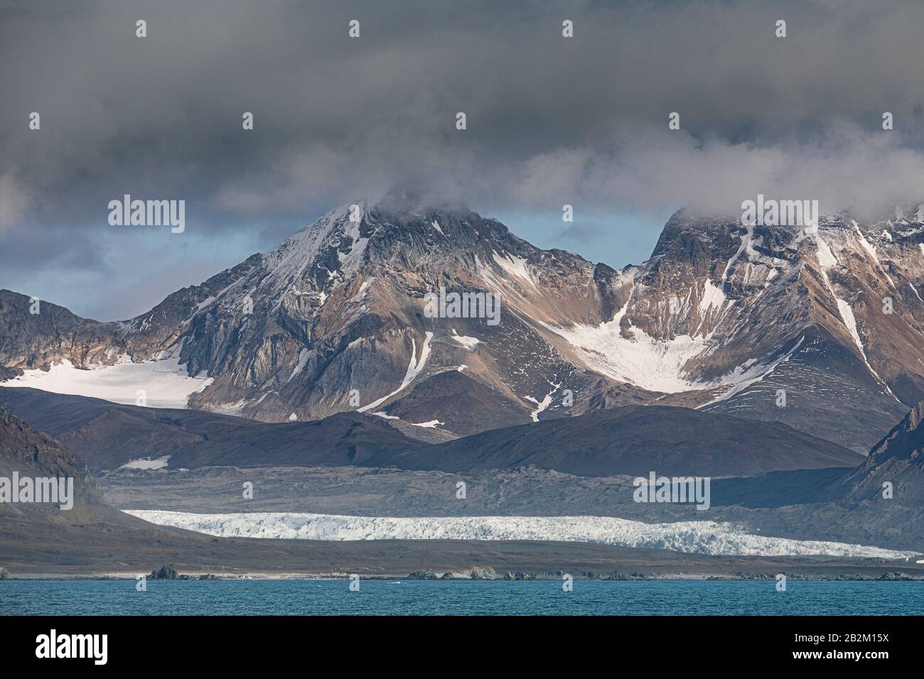Ghiacciaio di Spitsbergen. Dintorni bellissimi. Foto Stock