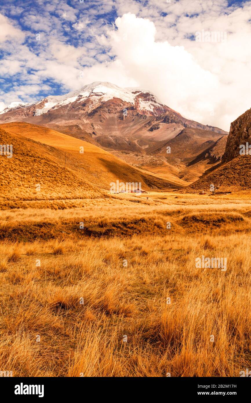 Vulcano Chimborazo in Ecuador 6 268 metri la sua posizione lungo il rigonfiamento equatoriale rende il suo vertice il punto più lontano della superficie terrestre da E Foto Stock