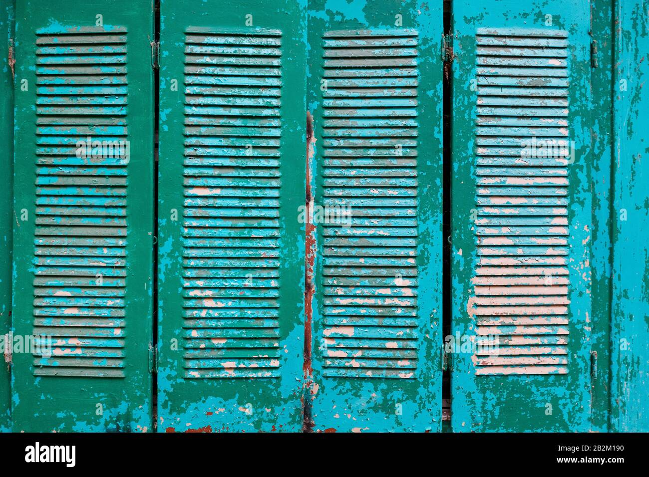 Persiane vintage e vintage sulle finestre di colore verde su tutto lo  schermo. Come sfondo texture Foto stock - Alamy