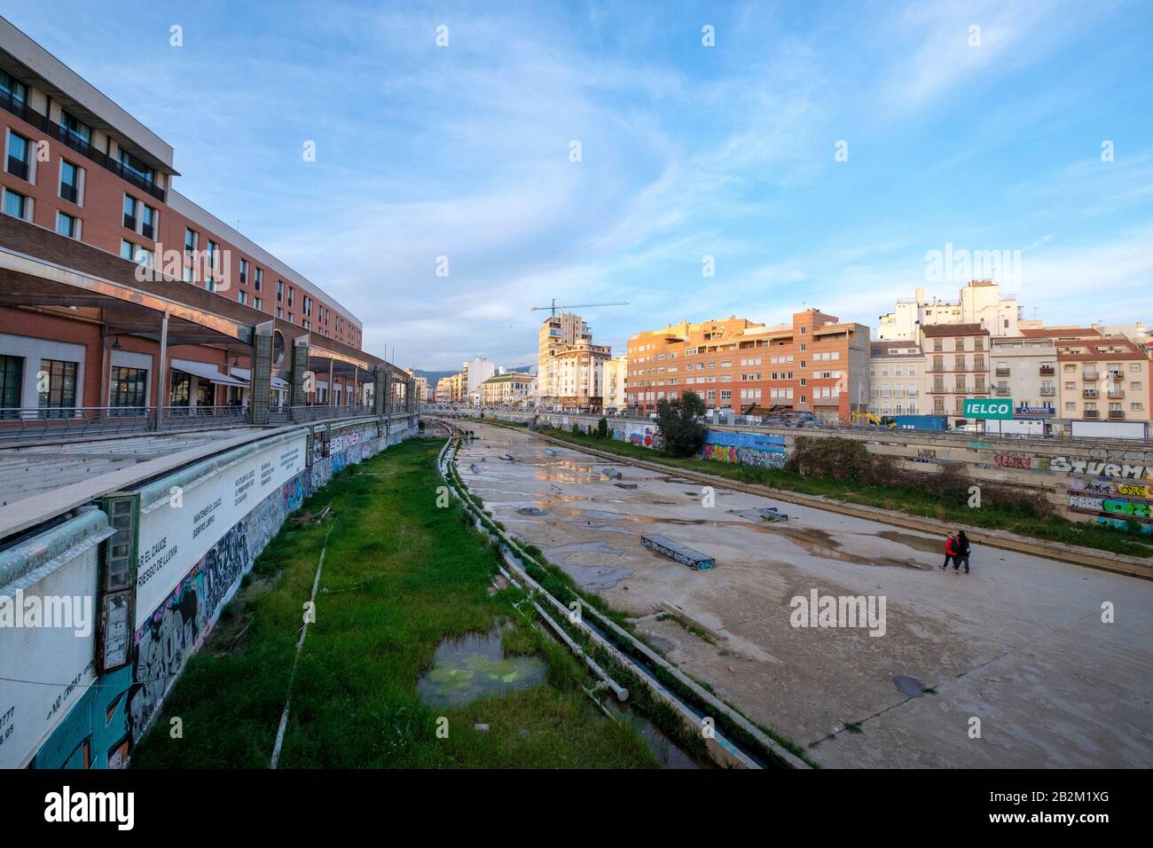 Målaga e il fiume prosciugato Rio Guadaimedina. Foto Stock