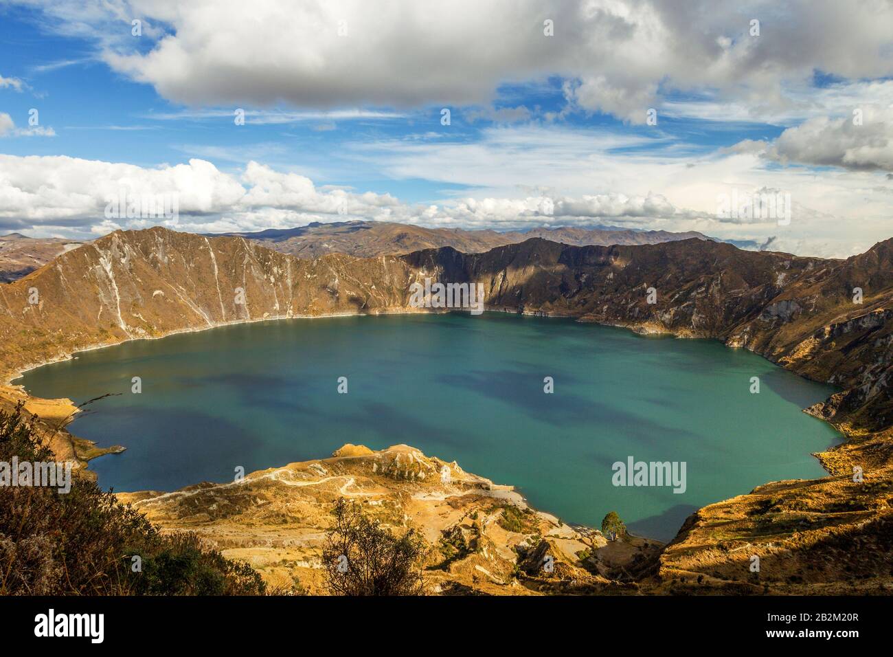 Cratere del Quilotoa panorama sulla laguna nelle Ande ecuadoriane vulcano inattivo Foto Stock