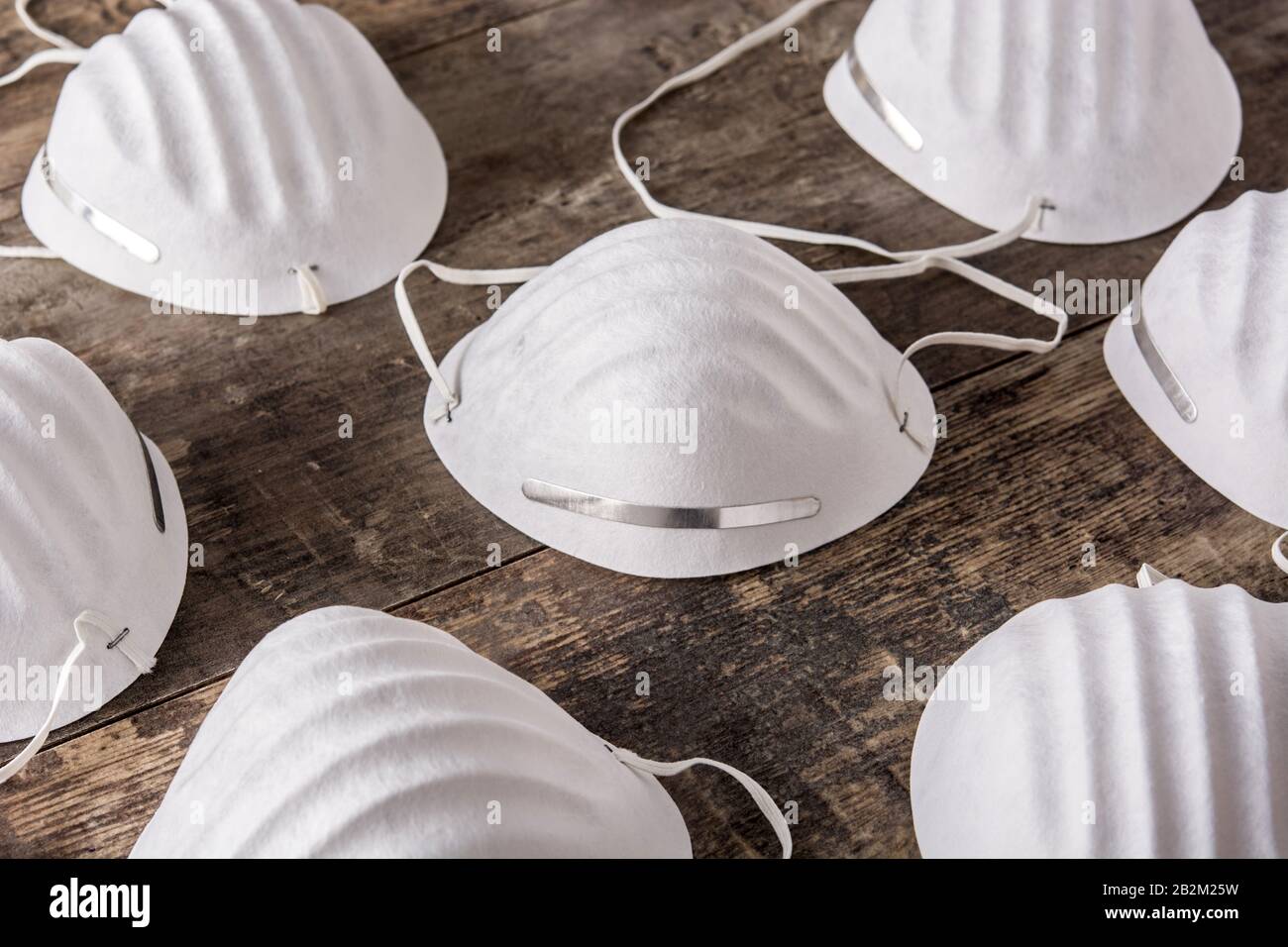 Modello di maschera facciale medicale su tavolo in legno Foto Stock