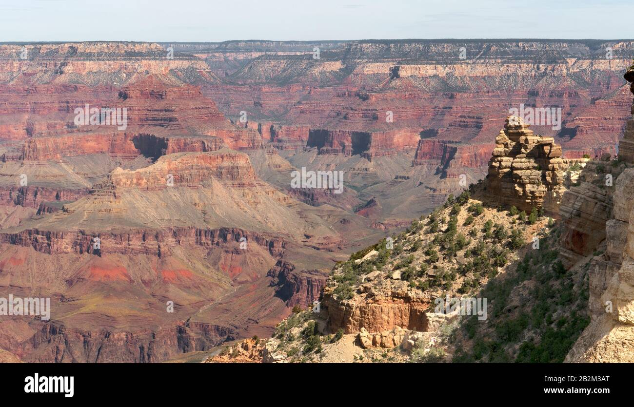 I turisti camminano lungo un sentiero di scogliera verso il fiume Colorado nel Parco Nazionale del Grand Canyon, Arizona, Stati Uniti d'America. Foto Stock