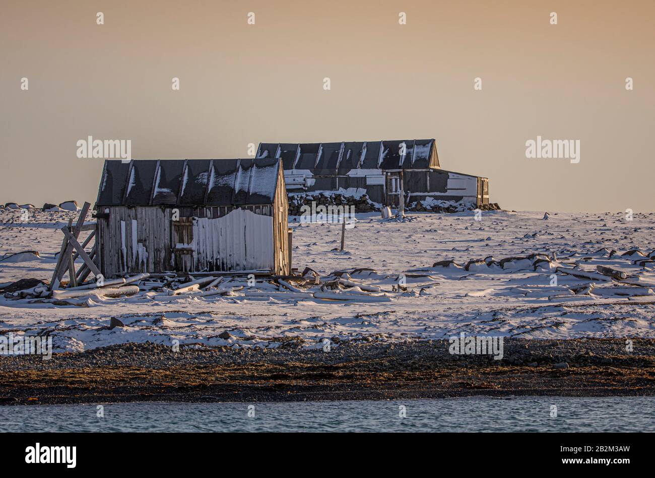 Vecchie capanne di caccia a Spitsbergen -Arctic Foto Stock
