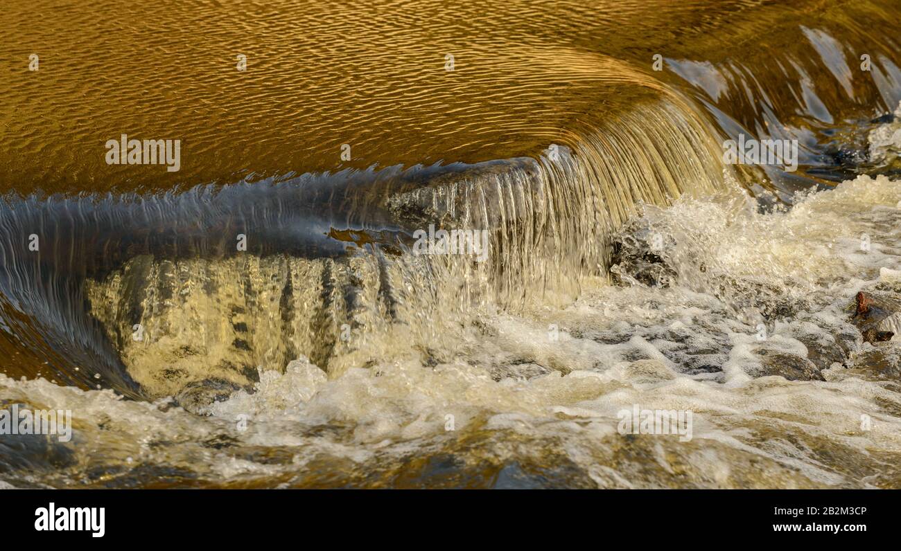 cascata sul fiume su weir rotto, stribro Foto Stock