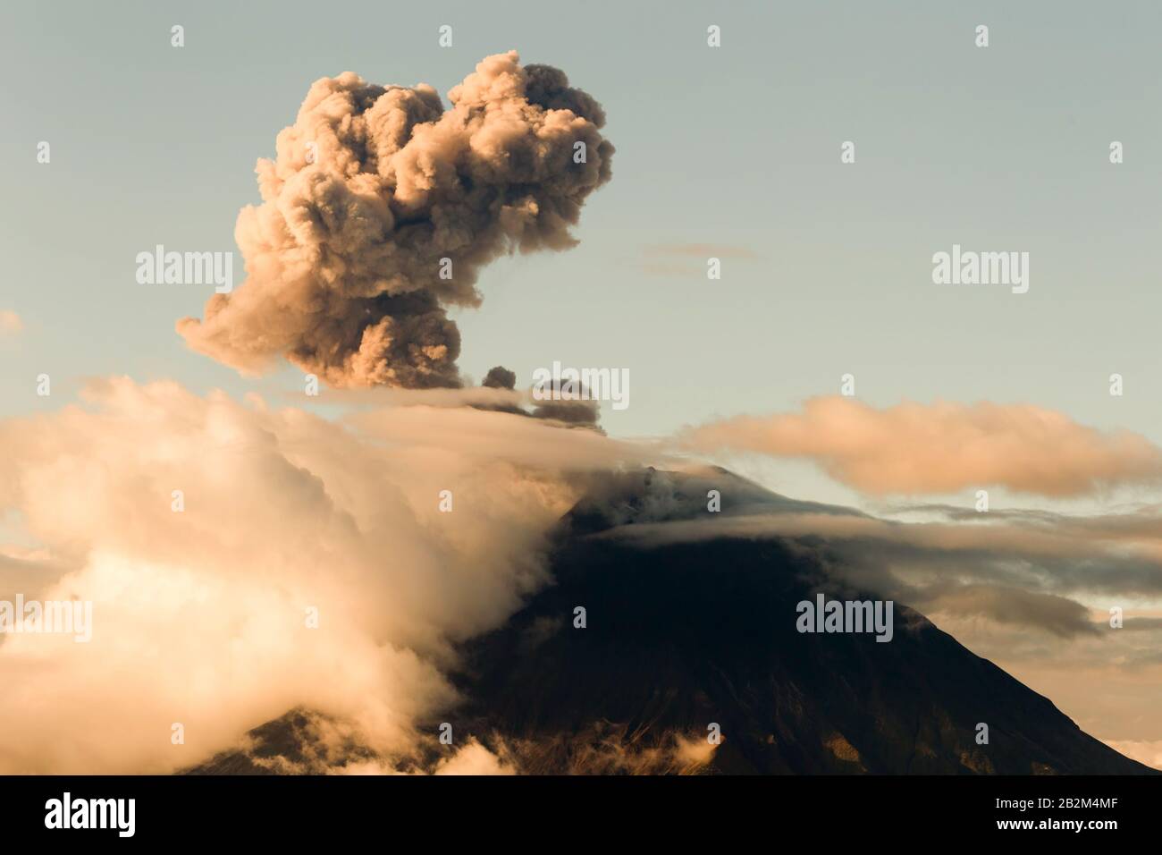 Tungurahua Vulcano Esplosione A Nightfall Ecuador Sud America Foto Stock