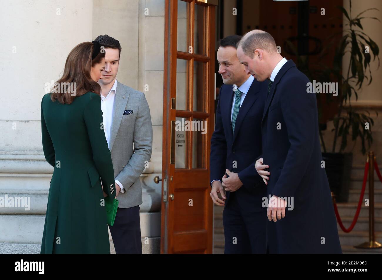 Il Duca e la Duchessa di Cambridge incontrano Leo Varadkar, Taoiseach d'Irlanda, e il suo partner Matt Barrett presso Gli Edifici governativi di Dublino, durante la loro visita di tre giorni nella Repubblica d'Irlanda. Foto PA. Data Immagine: Martedì 3 Marzo 2020. Vedi la storia di PA ROYAL Cambridge. Photo credit dovrebbe leggere: Liam McBurney / PA Filo Foto Stock