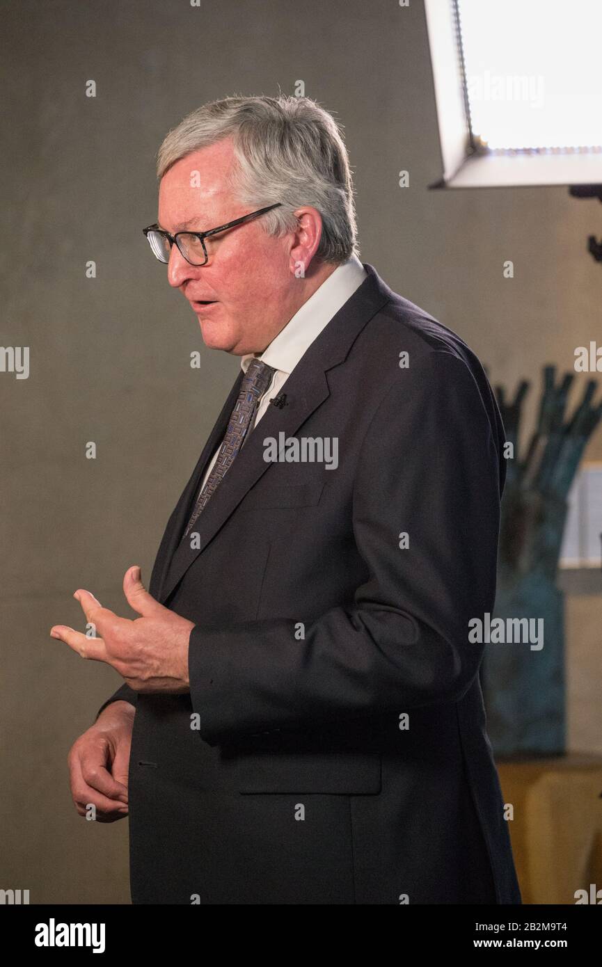 Edimburgo, Regno Unito. 3rd Mar, 2020. Nella foto: Fergus Ewing MSP - Segretario del Gabinetto per l'economia rurale intervistato in TV. Scene del Parlamento scozzese a Holyrood, Edimburgo. Credito: Colin Fisher/Alamy Live News Foto Stock Edimburgo, Regno Unito. 3rd Mar, 2020. Nella foto: Fergus Ewing MSP - Segretario del Gabinetto per l'economia rurale intervistato in TV. Scene del Parlamento scozzese a Holyrood, Edimburgo. Credito: Colin Fisher/Alamy Live News Foto Stock