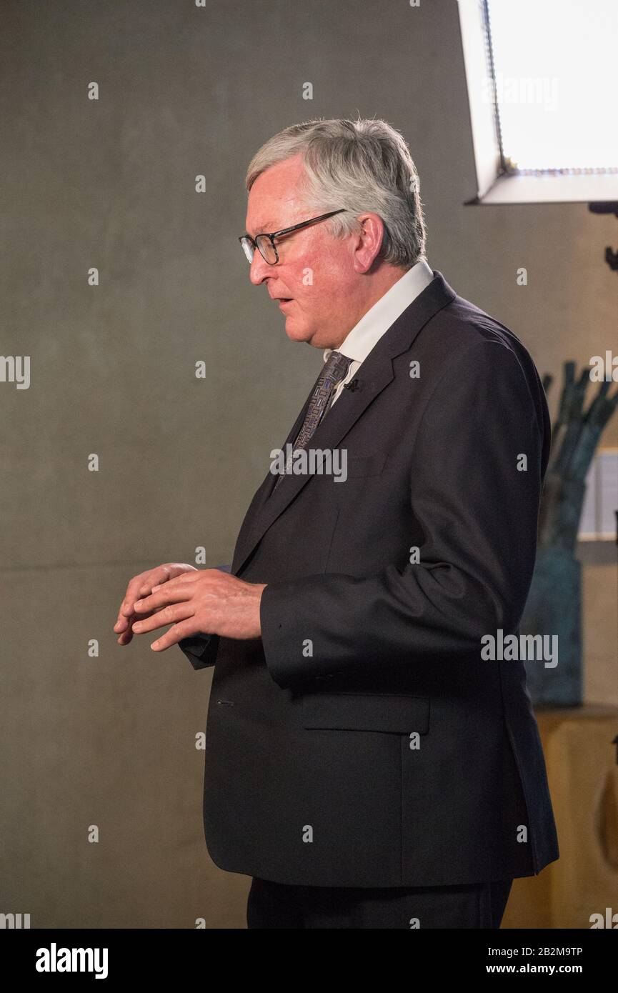 Edimburgo, Regno Unito. 3rd Mar, 2020. Nella foto: Fergus Ewing MSP - Segretario del Gabinetto per l'economia rurale intervistato in TV. Scene del Parlamento scozzese a Holyrood, Edimburgo. Credito: Colin Fisher/Alamy Live News Foto Stock Edimburgo, Regno Unito. 3rd Mar, 2020. Nella foto: Fergus Ewing MSP - Segretario del Gabinetto per l'economia rurale intervistato in TV. Scene del Parlamento scozzese a Holyrood, Edimburgo. Credito: Colin Fisher/Alamy Live News Foto Stock