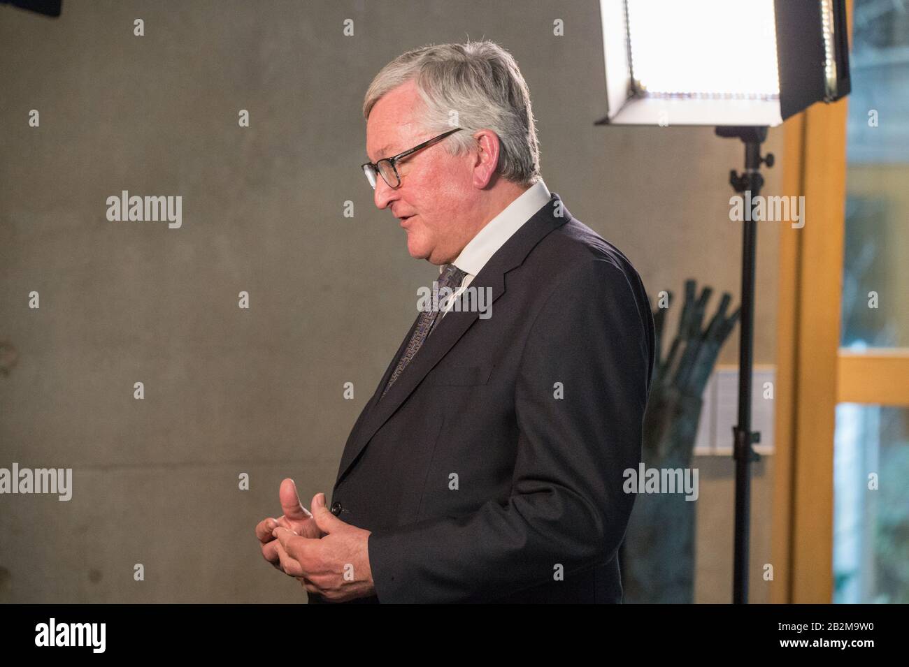 Edimburgo, Regno Unito. 3rd Mar, 2020. Nella foto: Fergus Ewing MSP - Segretario del Gabinetto per l'economia rurale intervistato in TV. Scene del Parlamento scozzese a Holyrood, Edimburgo. Credito: Colin Fisher/Alamy Live News Foto Stock Edimburgo, Regno Unito. 3rd Mar, 2020. Nella foto: Fergus Ewing MSP - Segretario del Gabinetto per l'economia rurale intervistato in TV. Scene del Parlamento scozzese a Holyrood, Edimburgo. Credito: Colin Fisher/Alamy Live News Foto Stock