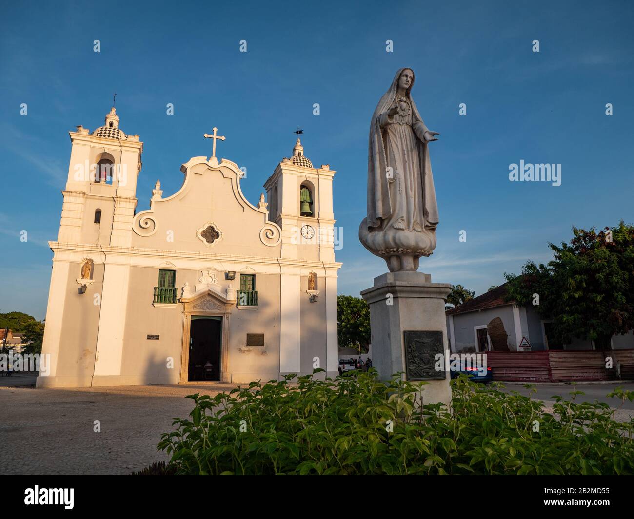 Chiesa di nostra Signora Populo o conosciuto come Igreja de Nossa Senhora do Populo a Benguela, Angola al tramonto e ore blu Foto Stock