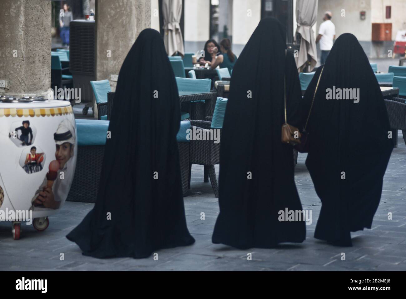 Donne musulmane che indossano burka nero. Souq Waqif, Doha, Qatar Foto Stock