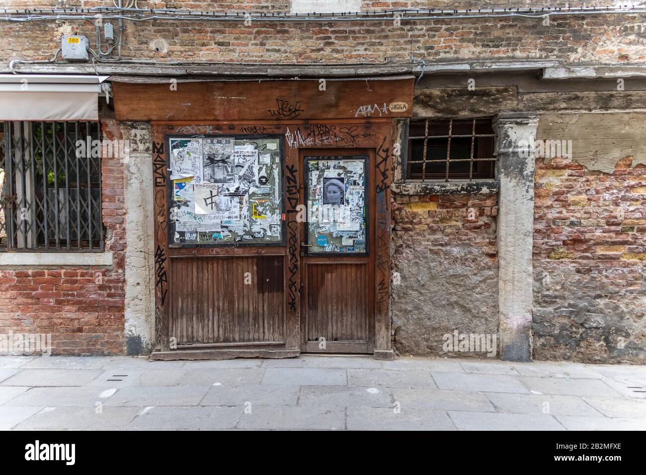 Graffiti su una porta, Venezia, Italia Foto Stock