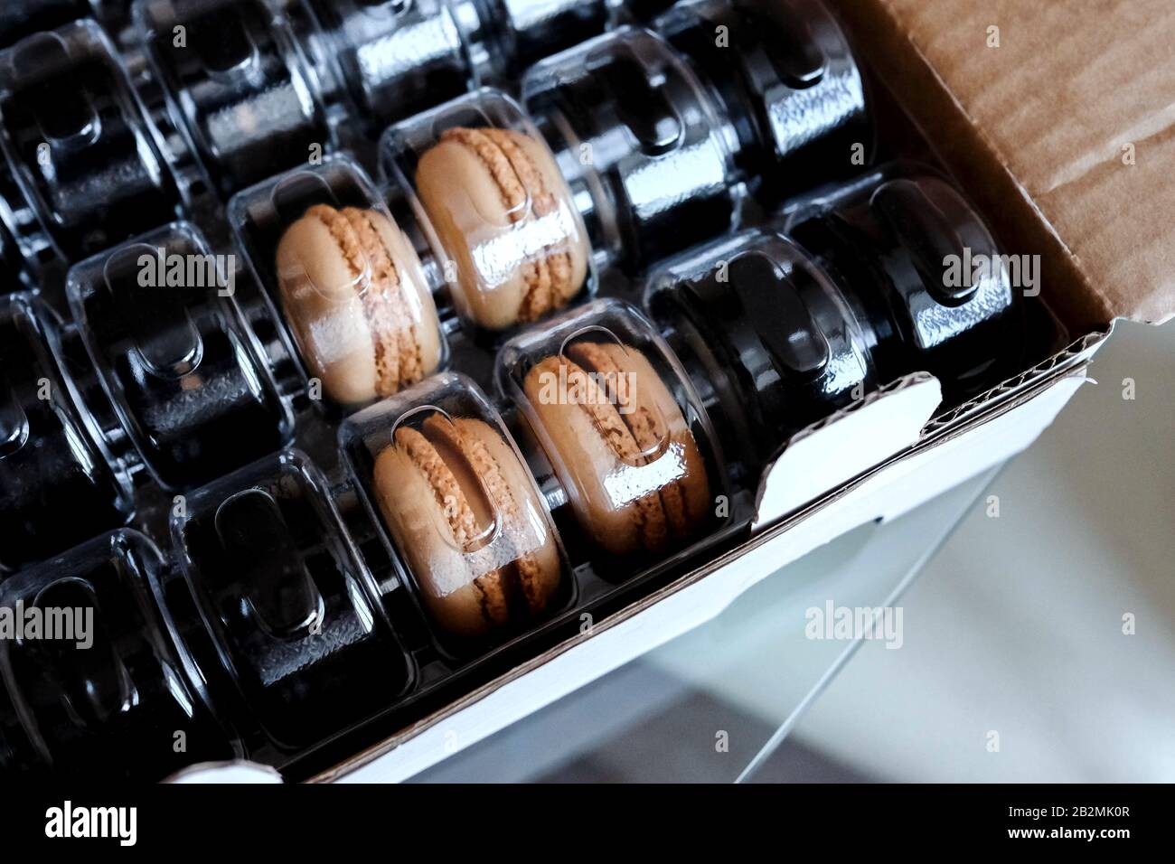 Pasta dolci in una scatola per il trasporto. Delicato dessert nell'imballaggio. Foto Stock