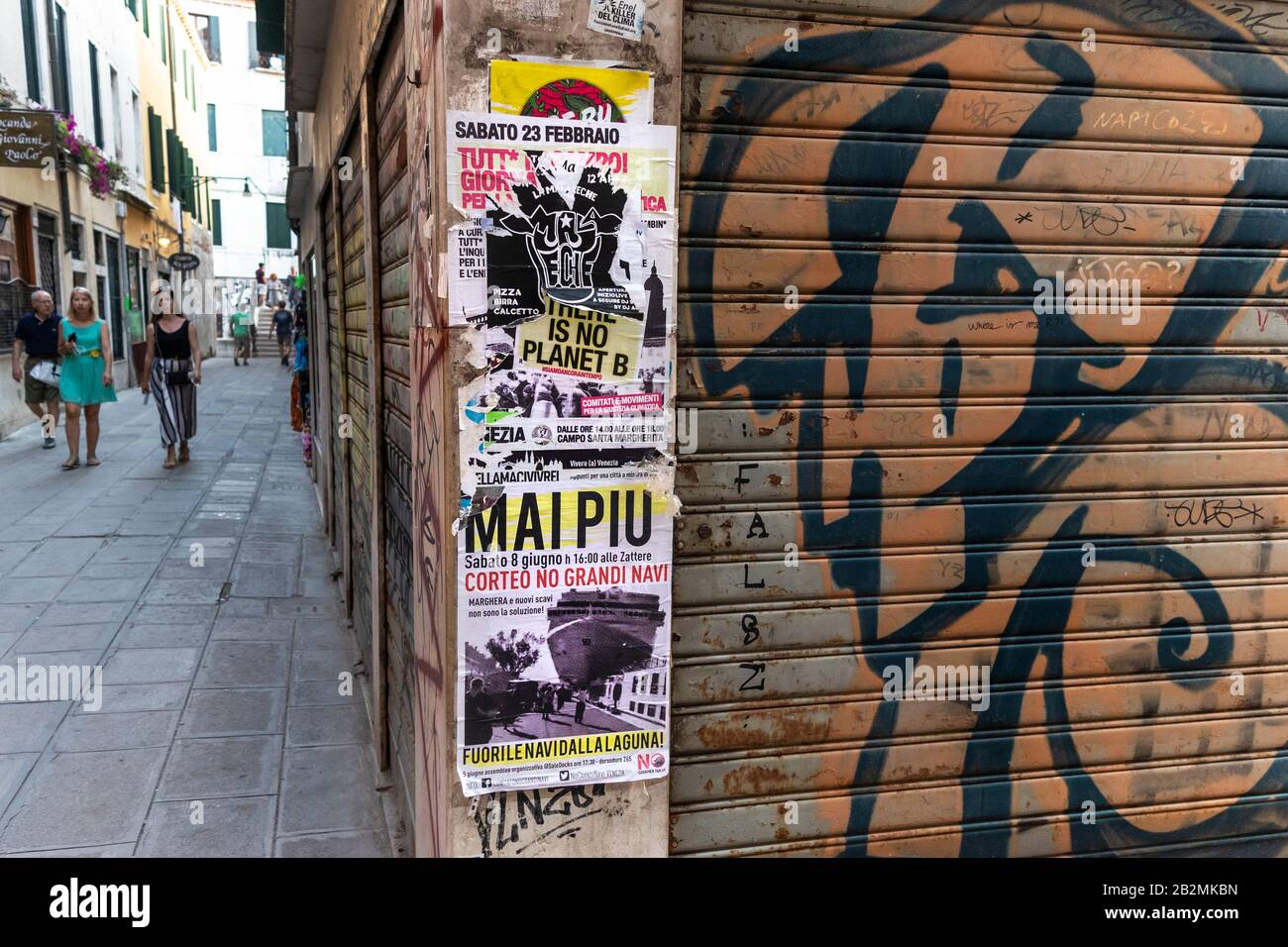 Vicolo stretto che mostra i poster di protesta "No grandi navi". La gente del posto contro le molte navi da crociera attraccano a Venezia, Italia. Foto Stock