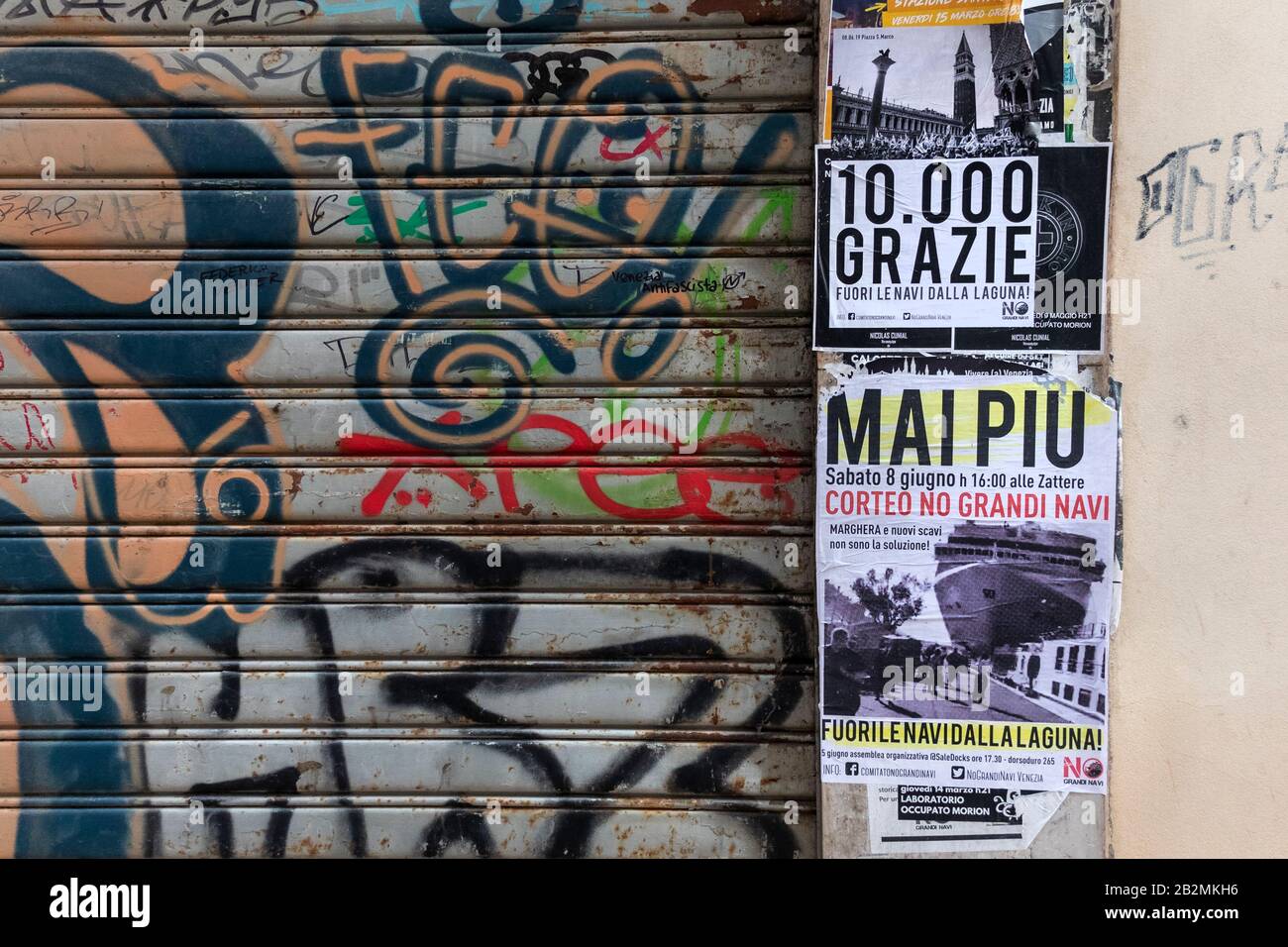 Poster della nave da crociera anti-crociera. La gente del posto protestava contro le numerose navi da crociera attraccate a Venezia. Foto Stock