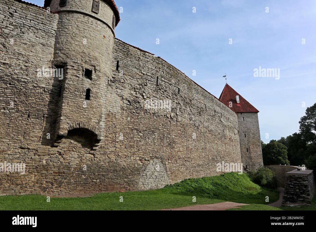 Fortezza medievale in pietra vecchi edifici a Tallinn Estonia. Capitale baltic europa città tradizionale. Viaggiando, esplora i luoghi di interesse Foto Stock