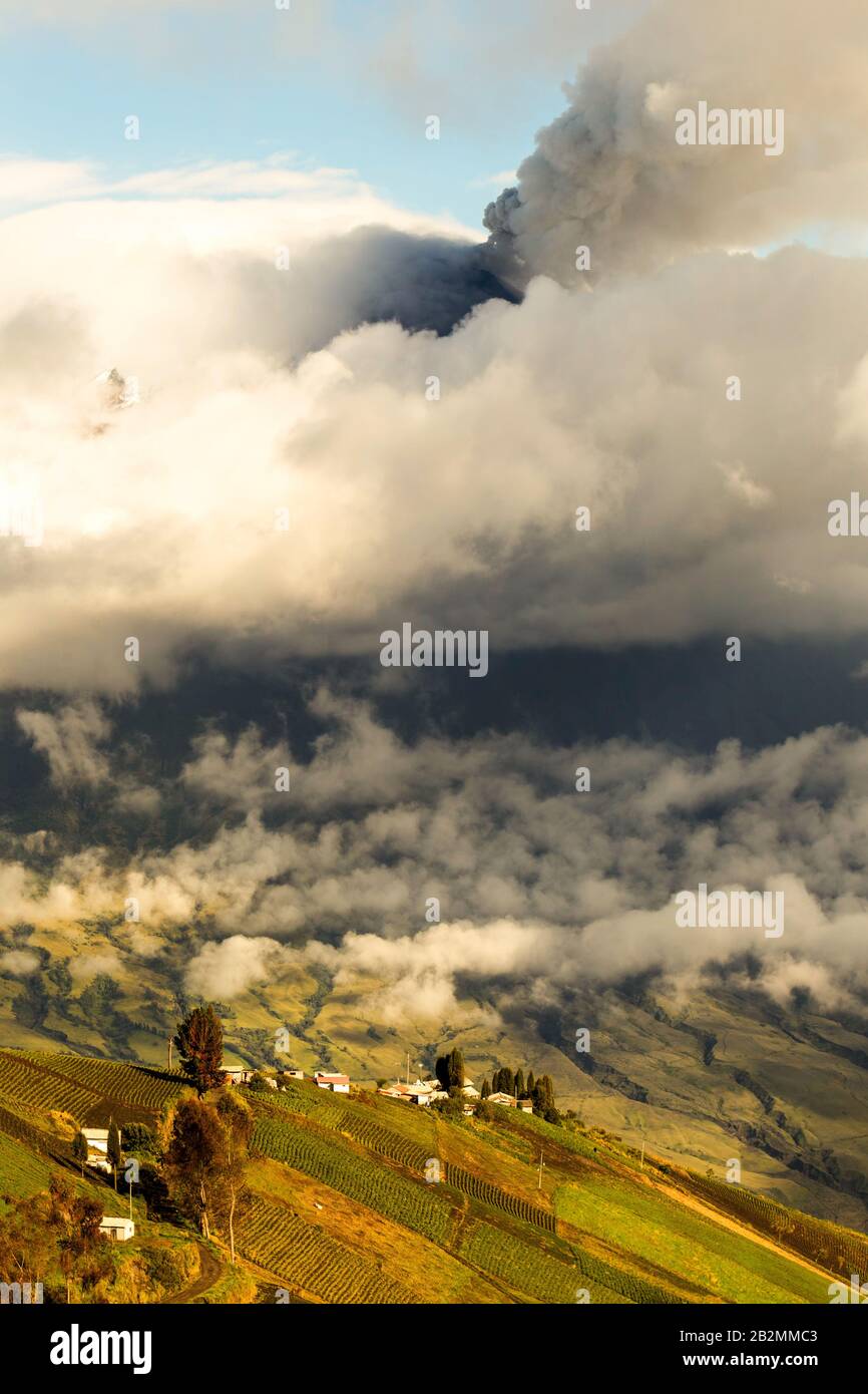 Altitudine elevata impostazione sulle Ande ecuadoriane vulcano Tungurahua scoppierà in background Foto Stock