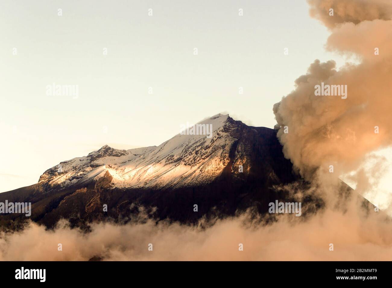 Luce Del Tramonto Sul Vulcano Tungurahua Che Erutta Vista Dalla Contea Di Chimborazo Foto Stock