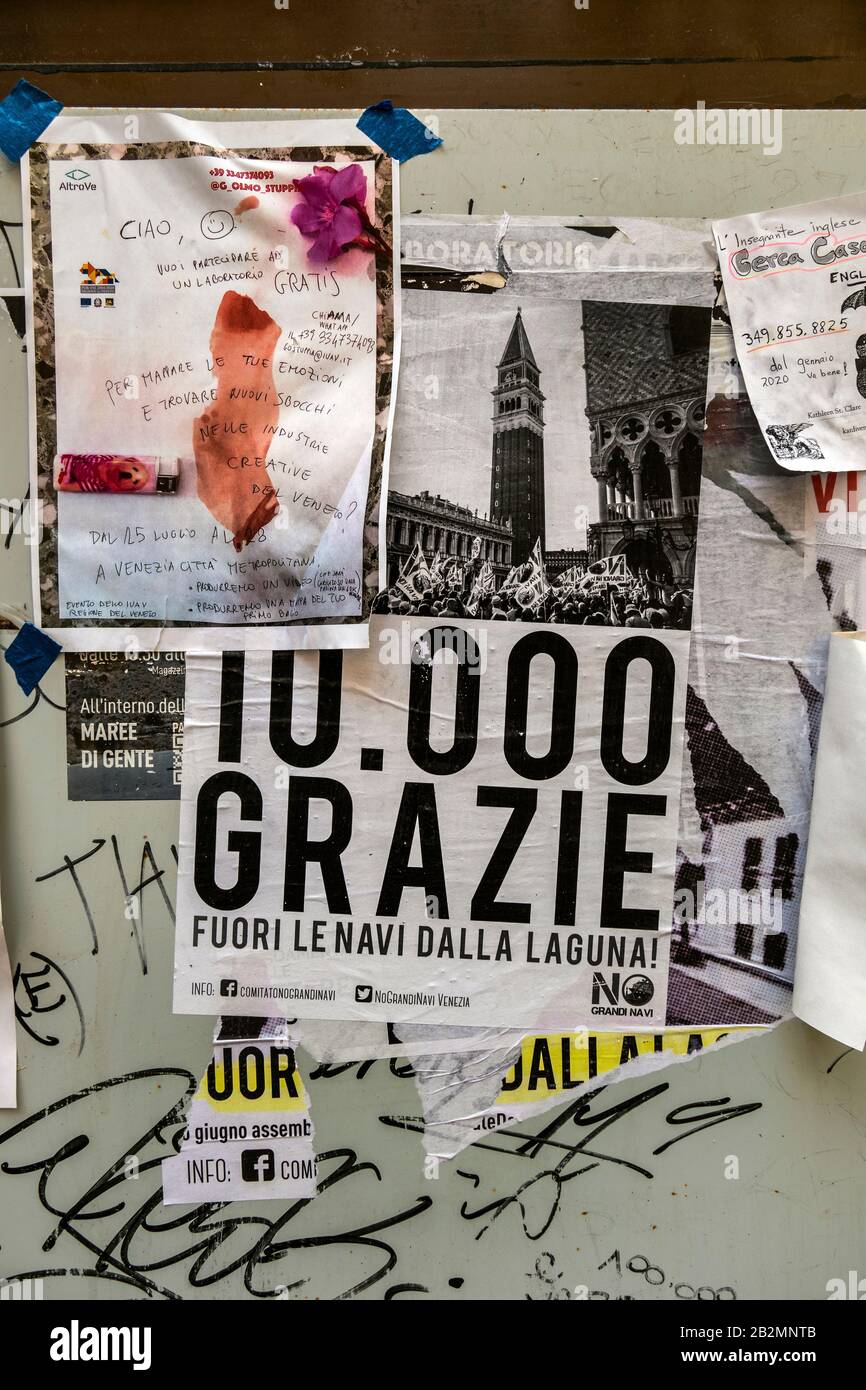 Banner 'No grandi navi' appeso alle finestre. La gente del posto protestava contro le numerose navi da crociera attraccate a Venezia. Foto Stock