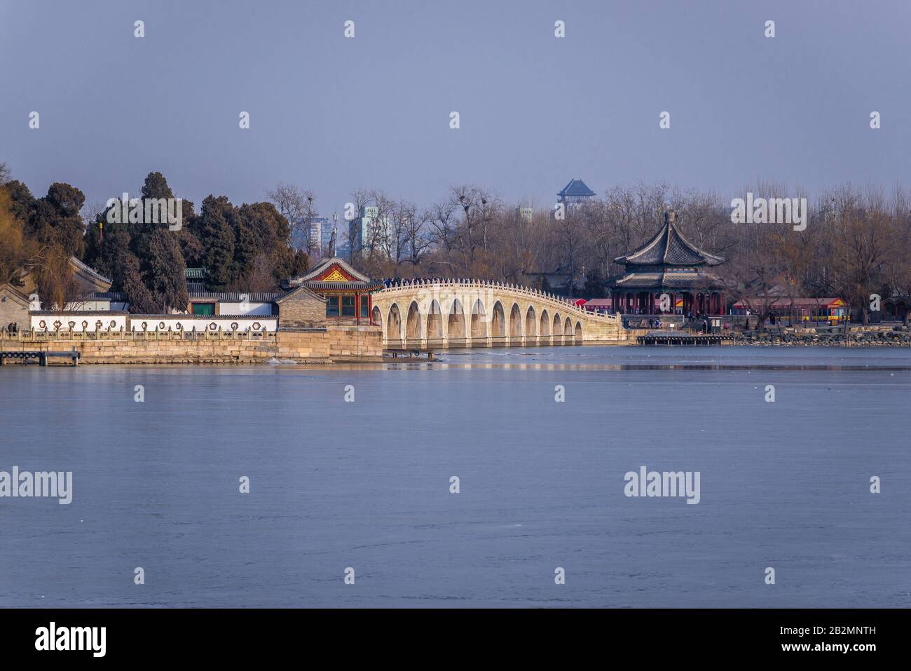 Shiqikong Qiao - Seventeen Arch Bridge che collega la sponda orientale del Lago di Kunming e l'Isola di Nanhu nel giardino imperiale del Palazzo d'Estate a Pechino, Cina Foto Stock