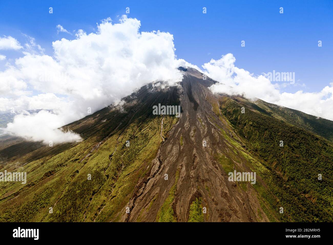 Volo Aereo Dell'Eruzione Di Tungurahua Medio Ecuador Altitud Alto Da Chopper Di Dimensioni Complete Foto Stock