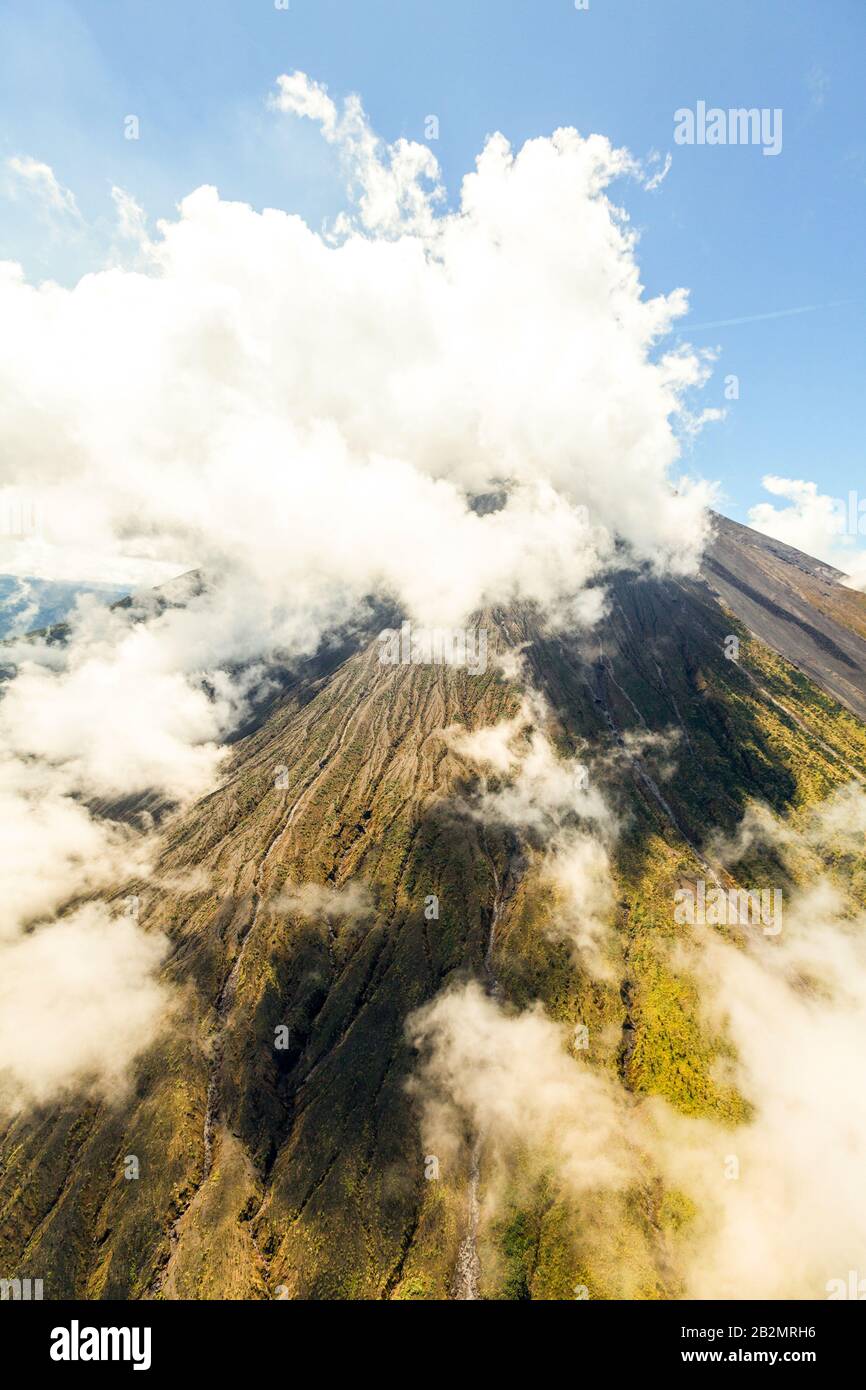 Volo Aereo Del Vulcano Tungurahua Ecuador Centrale Alta Quota Da Elicottero Di Dimensioni Complete Foto Stock