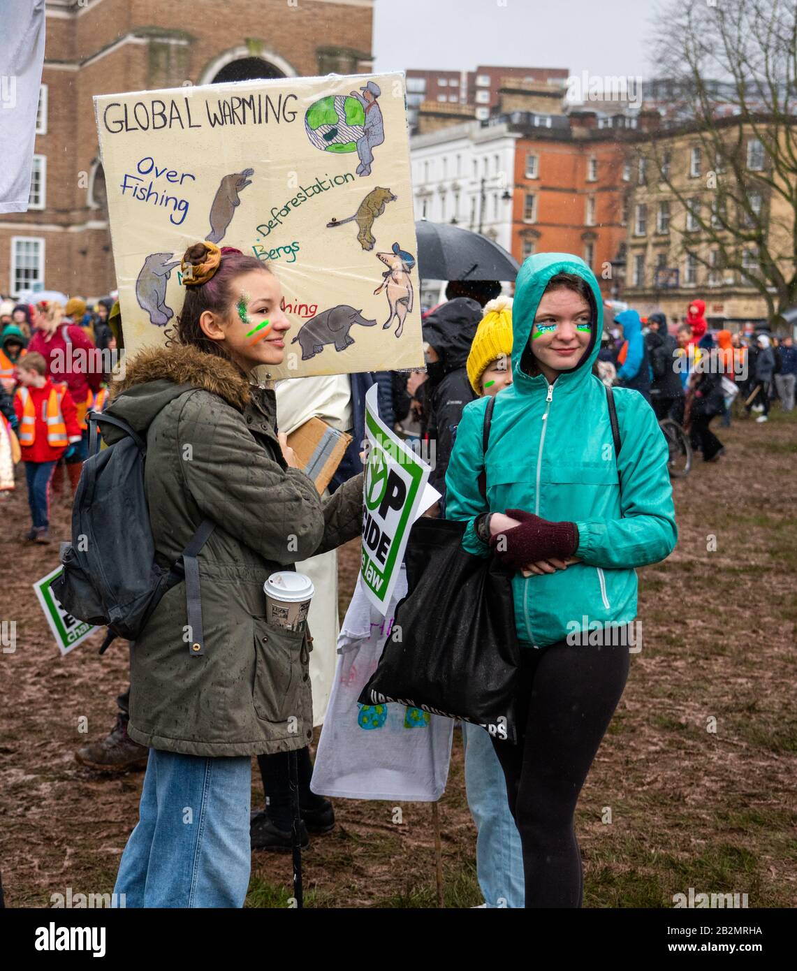 Giovani studenti al marzo per clima e sciopero scolastico a Bristol UK il 28th febbraio 2020 dopo aver sentito Greta Thumberg parlare su College Green Foto Stock